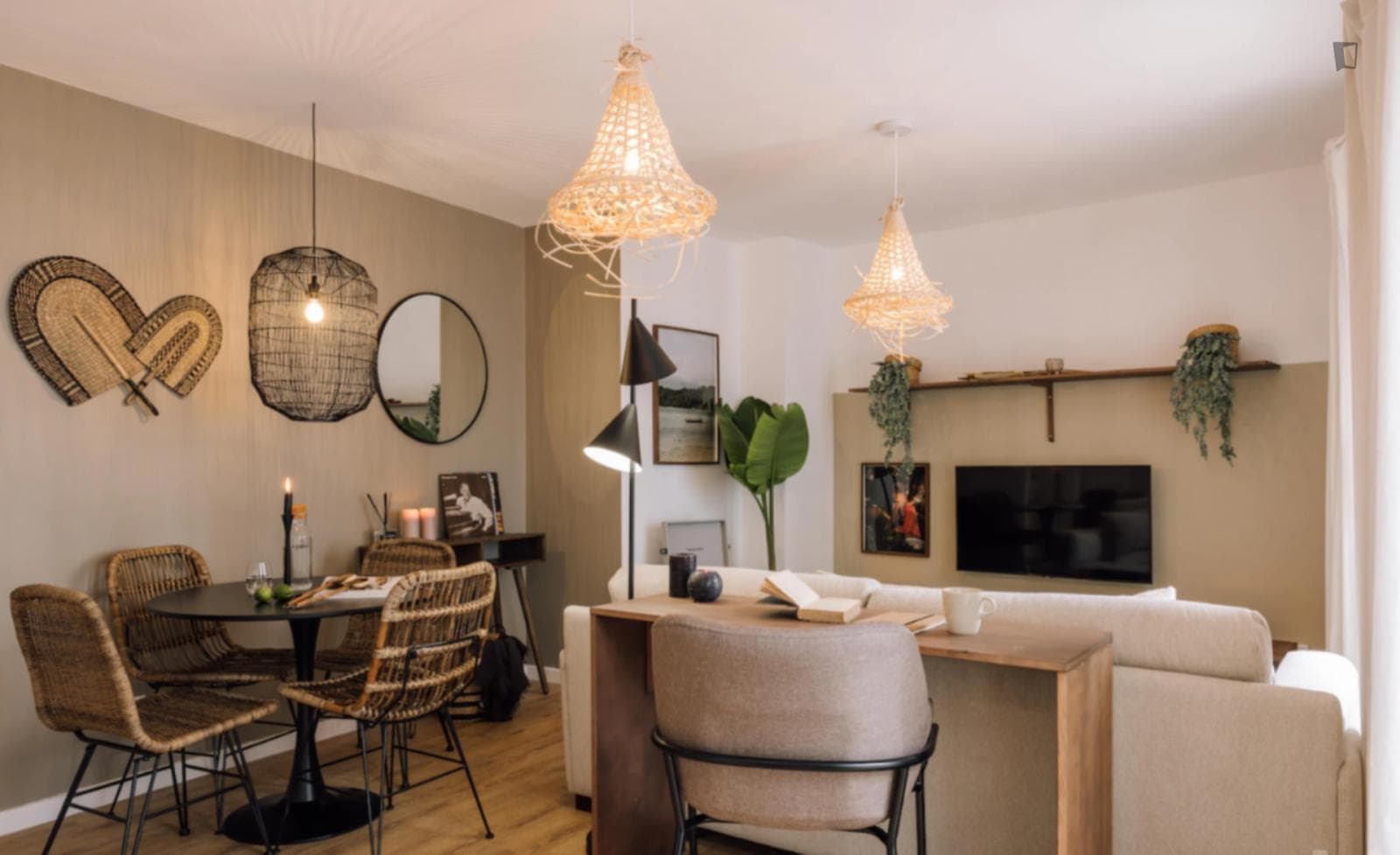 Bright 1-bedroom apartment close to Avenida metro station photo 1