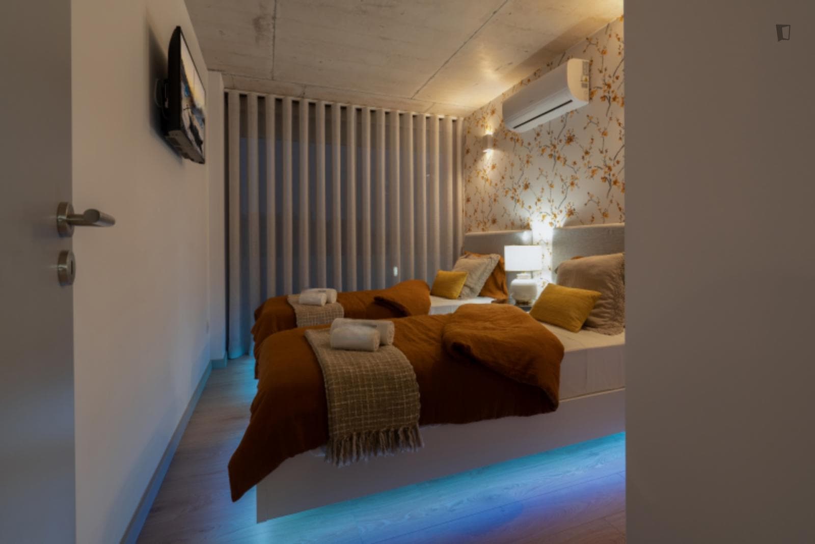 Luxurious 3-bedroom apartment with balcony close to General Torres train station photo 1