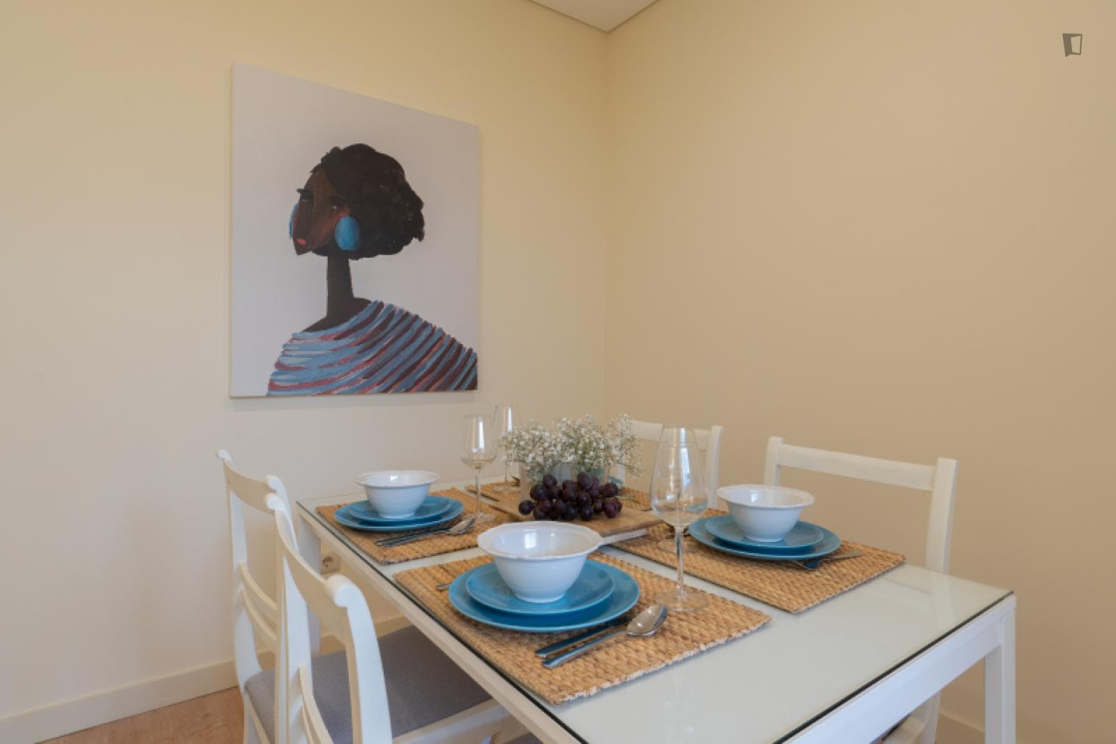 Sophisticated 2-bedroom apartment with balcony steps from Jardim do Morro photo 1