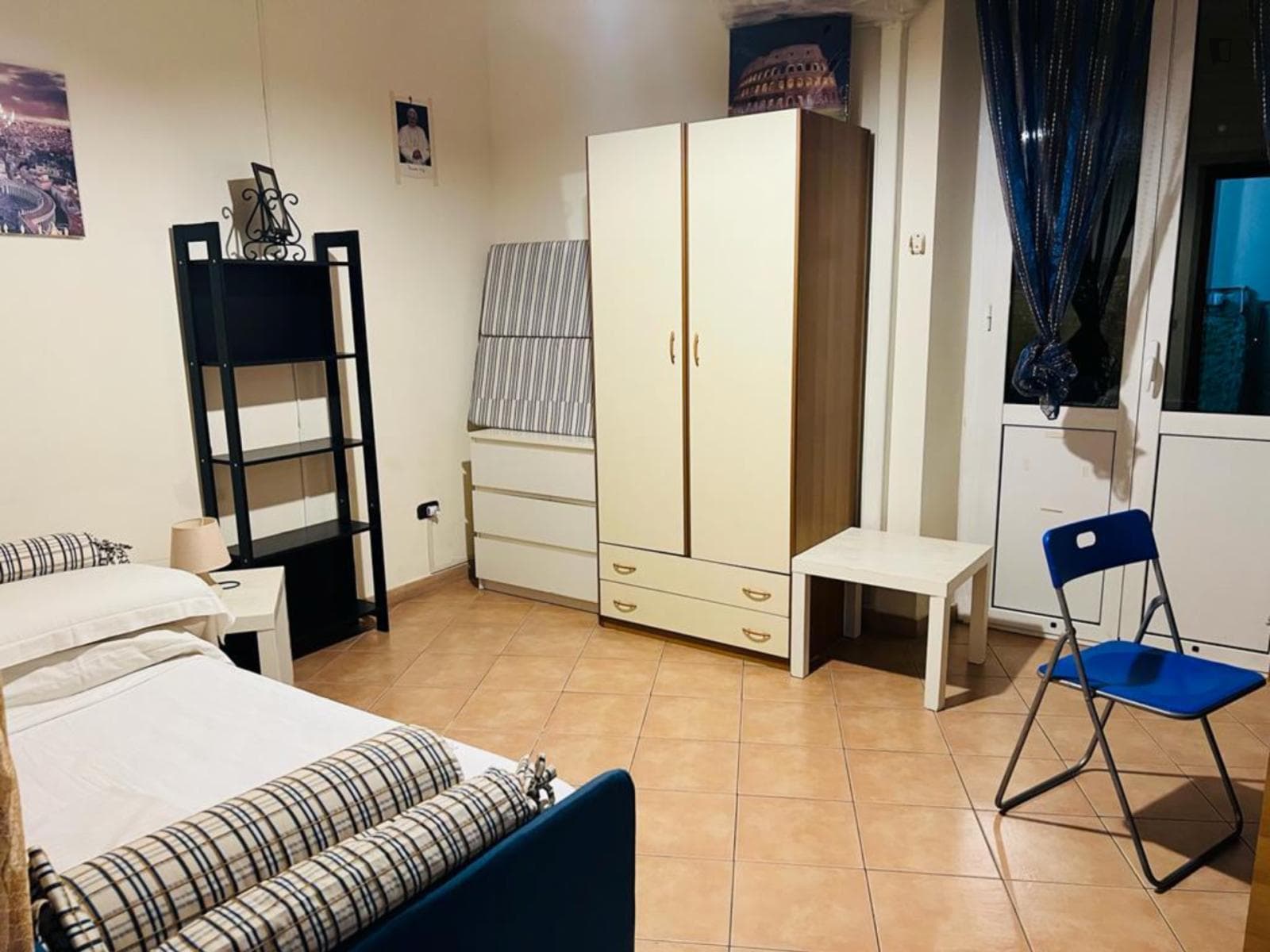 Bedroom with sofa bed with balcony in 3-bedroom apartment in Aurelia photo 1
