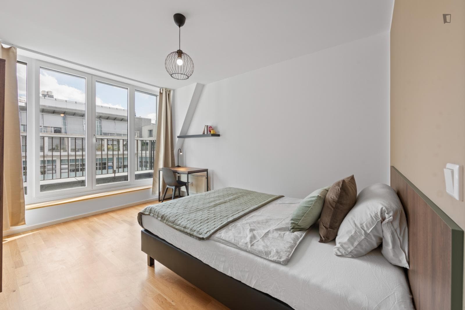 Modern double bedroom with balcony in Berlin Mitte photo 1