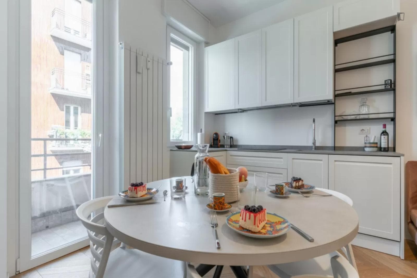 Modern 2-bedroom apartment with balcony near Zara metro station photo 1