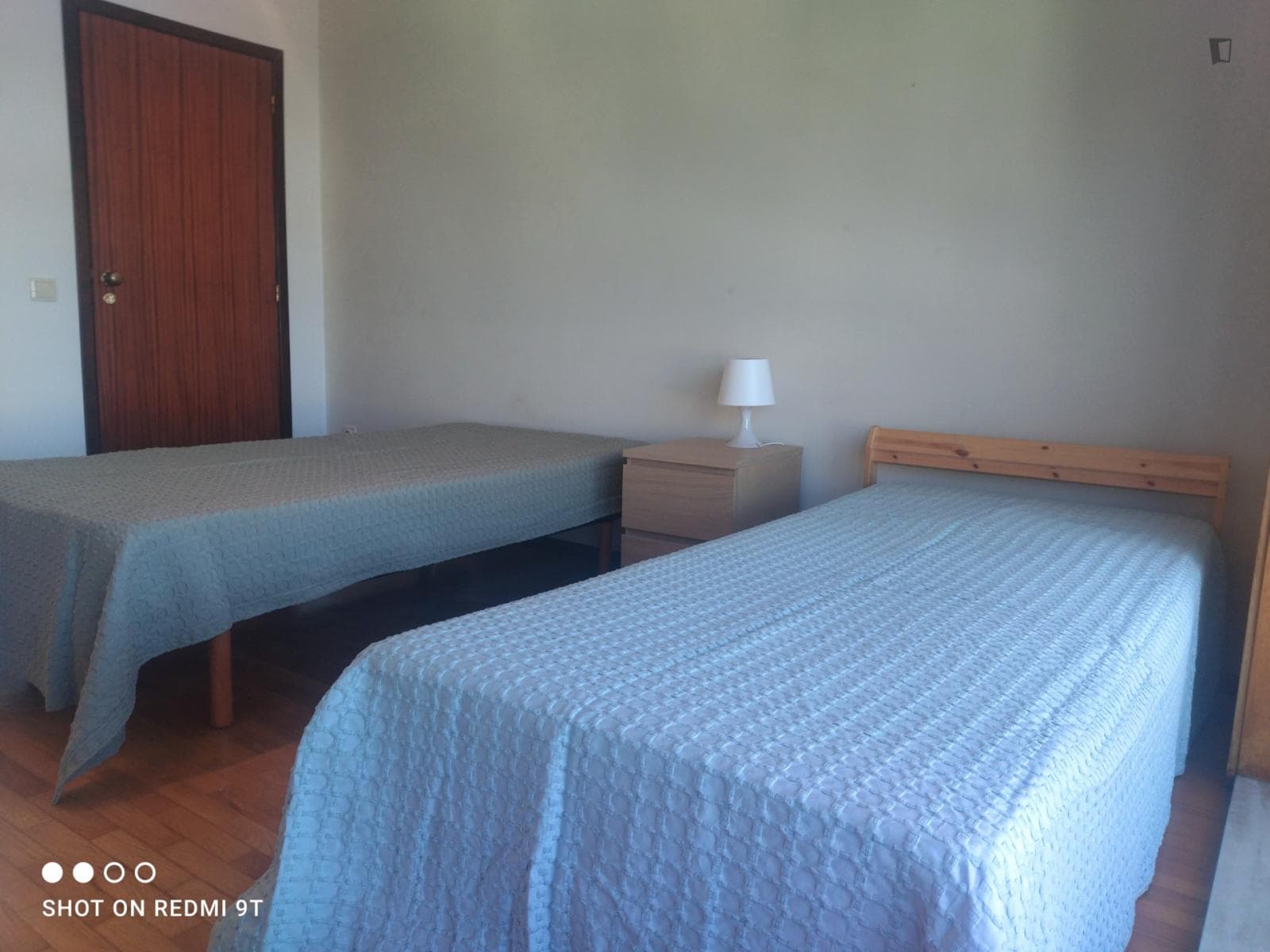 Spacious twin bedroom with balcony near Faculdade de Economia photo 1