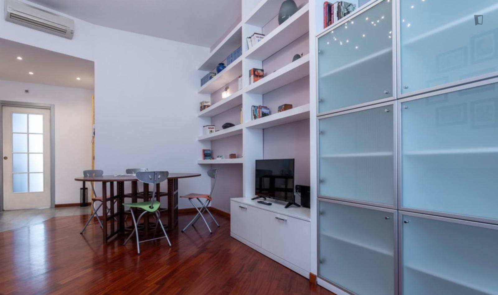 Stylish 1-bedroom apartment near Milano Porta Garibaldi train station photo 1