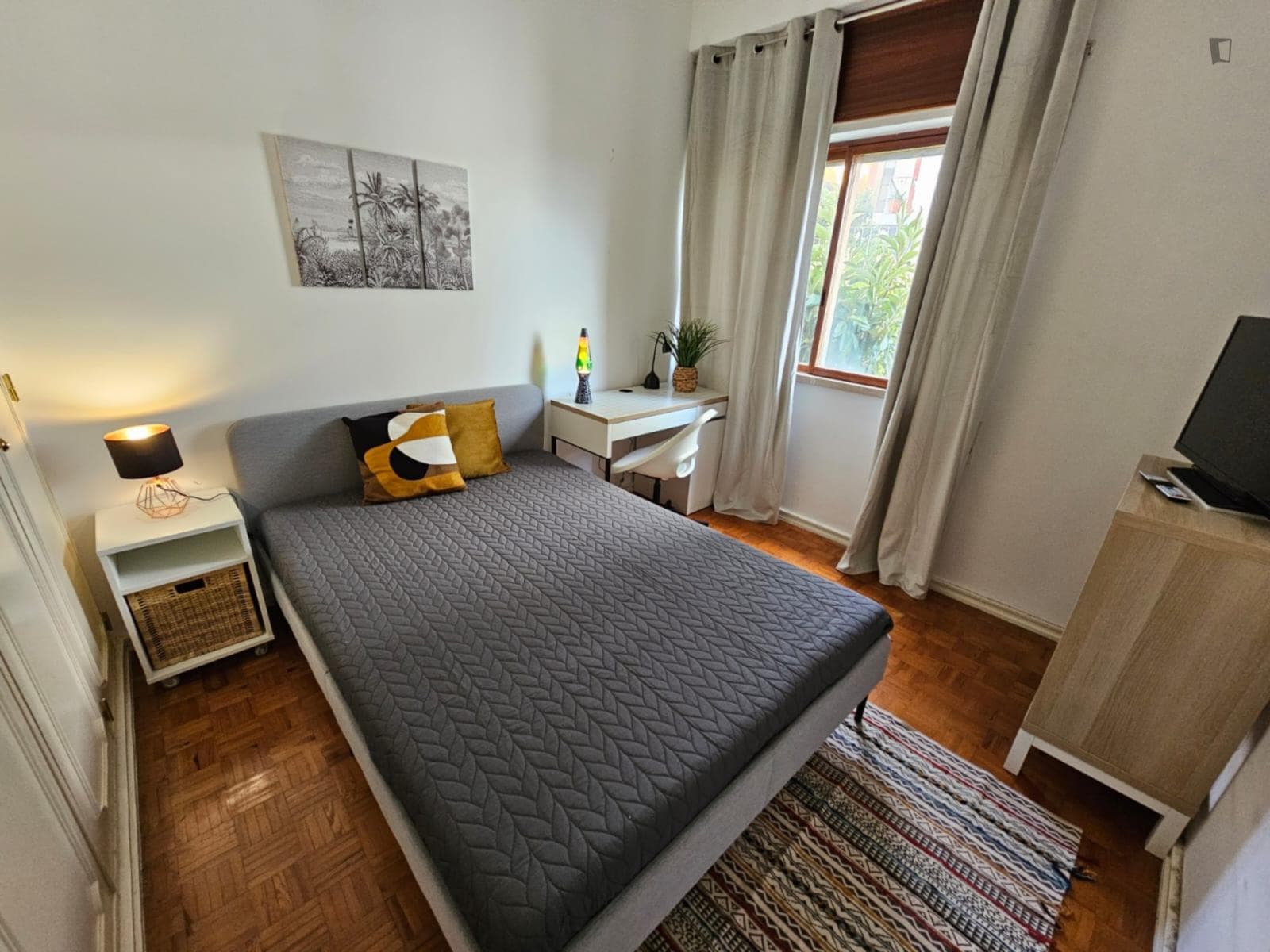 Fabulous double bedroom in a 7-bedroom apartmen photo 1
