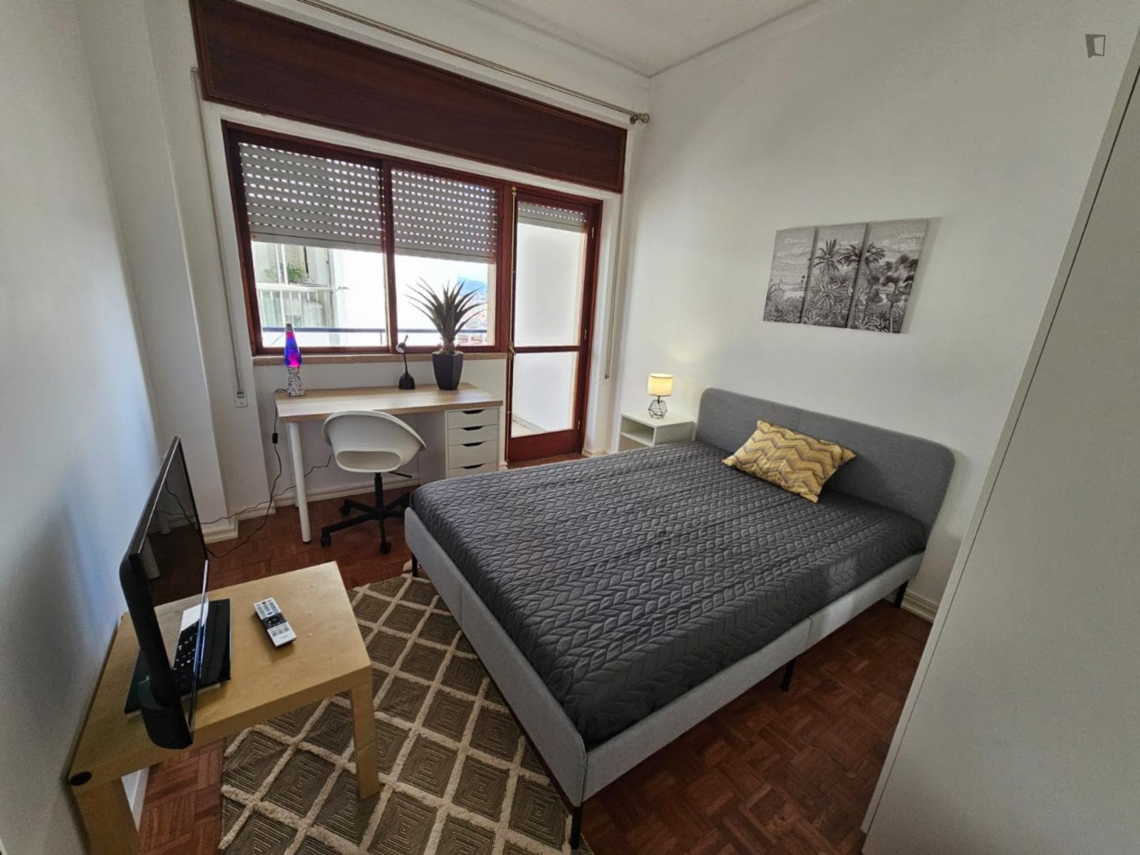 Welcoming double bedroom with balcony in a 7-bedroom apartment photo 1