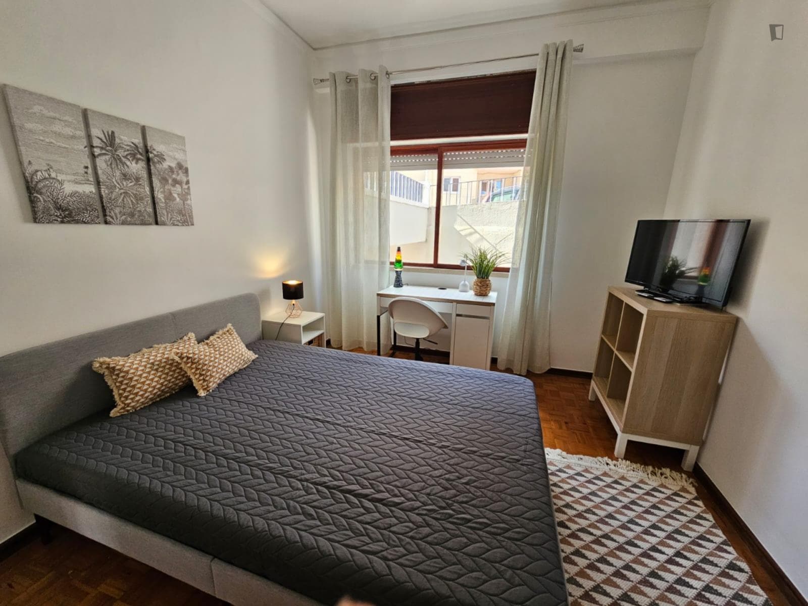 Warming double bedroom in a 7-bedroom apartment photo 1