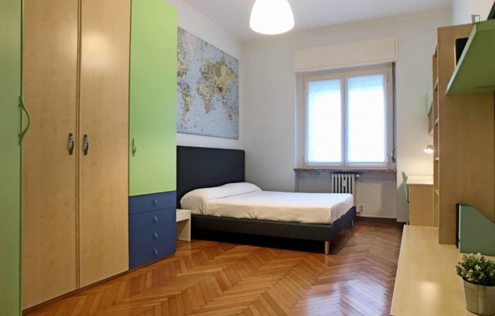 Snug double bedroom close to CityLife Shopping District photo 1