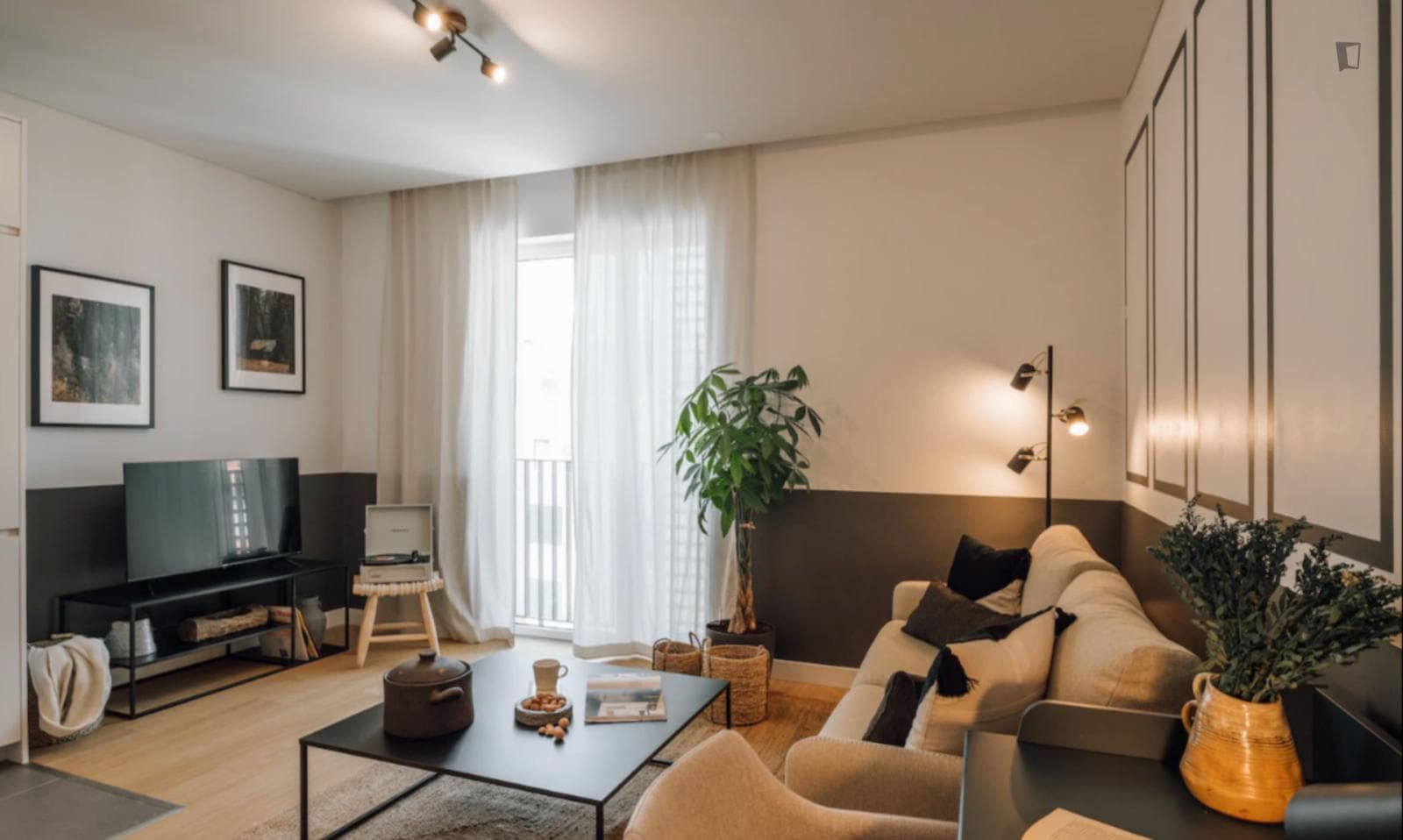 Mountain-themed 1-bedroom apartment in the Avenidas Novas neighbourhood photo 1