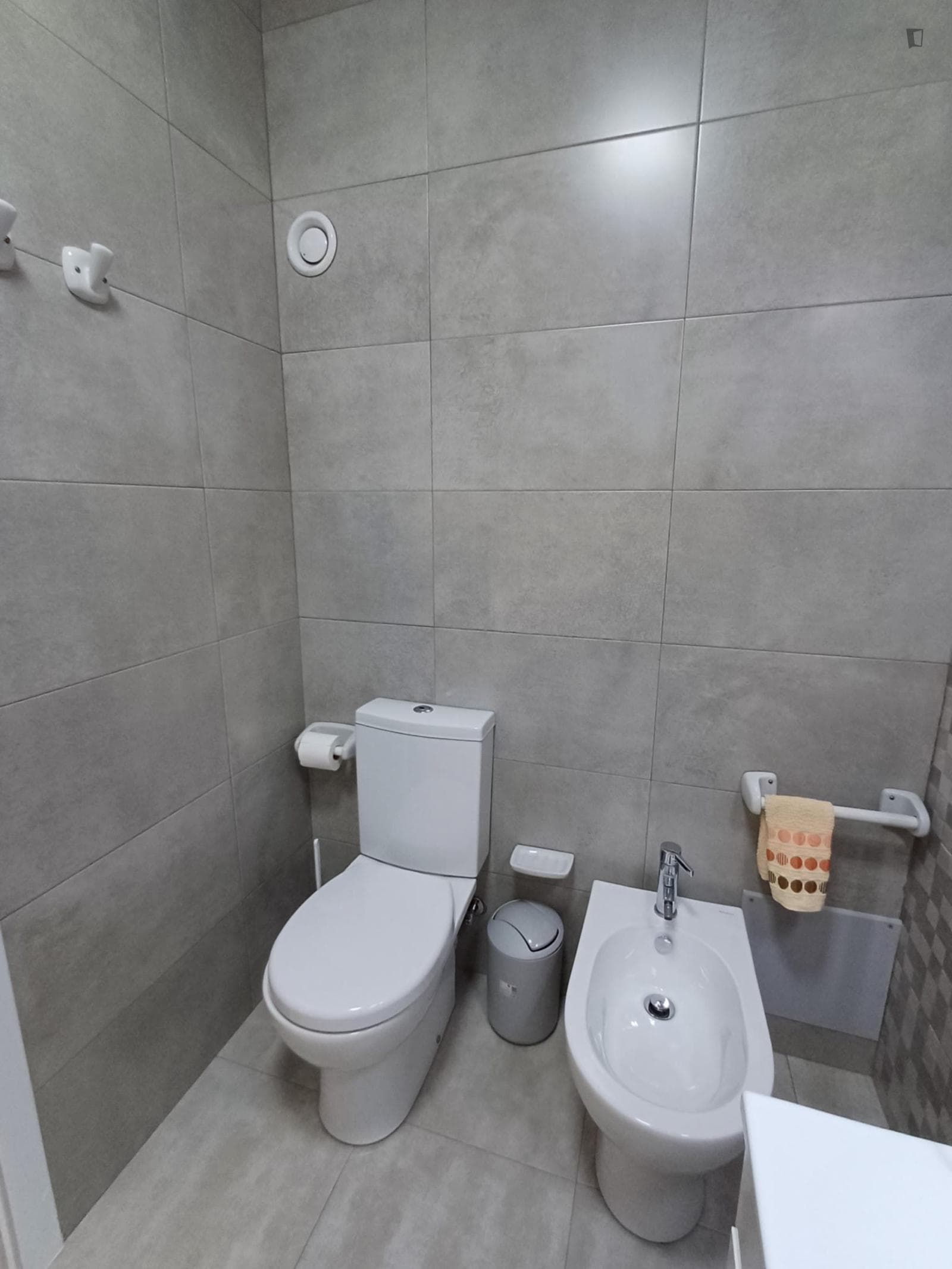 Bright and renovated 2-bedroom flat photo 1