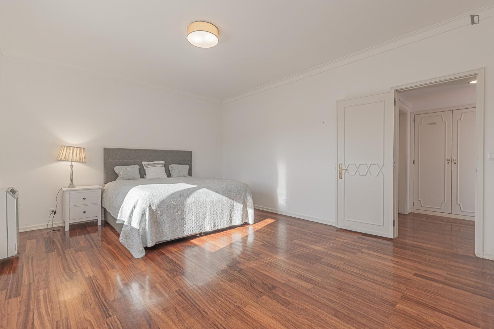 Delightful double ensuite bedroom close to the bus stop photo 1