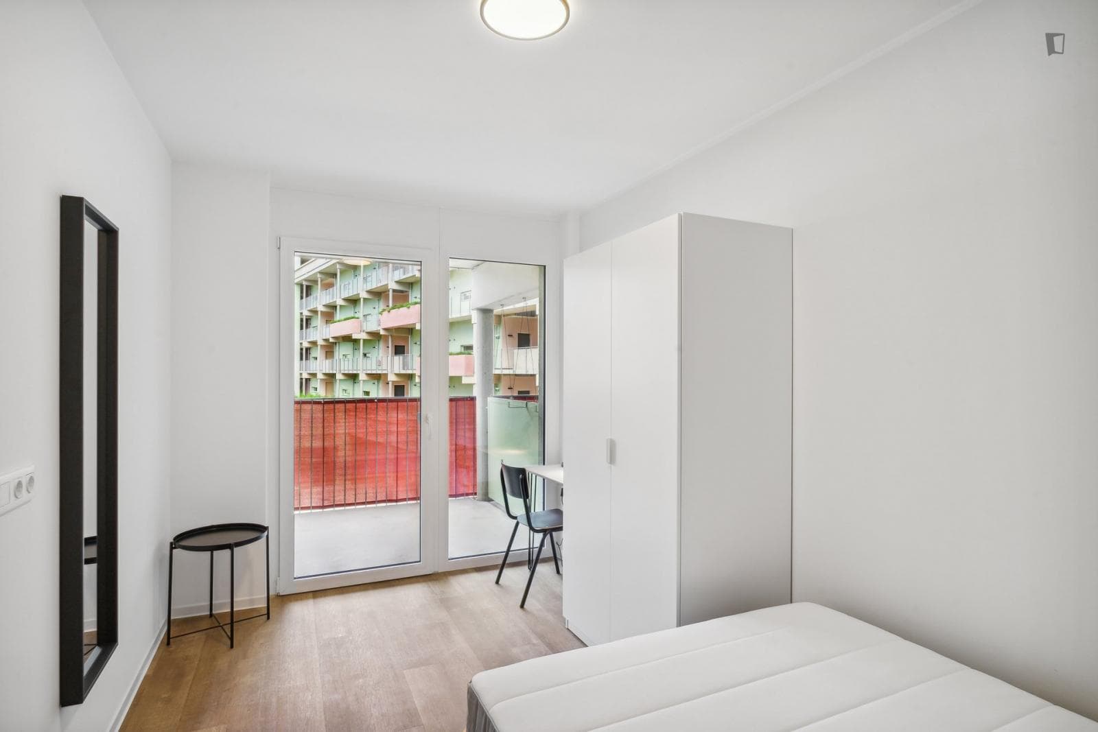 Appealing double bedroom with a balcony, in Lend photo 1