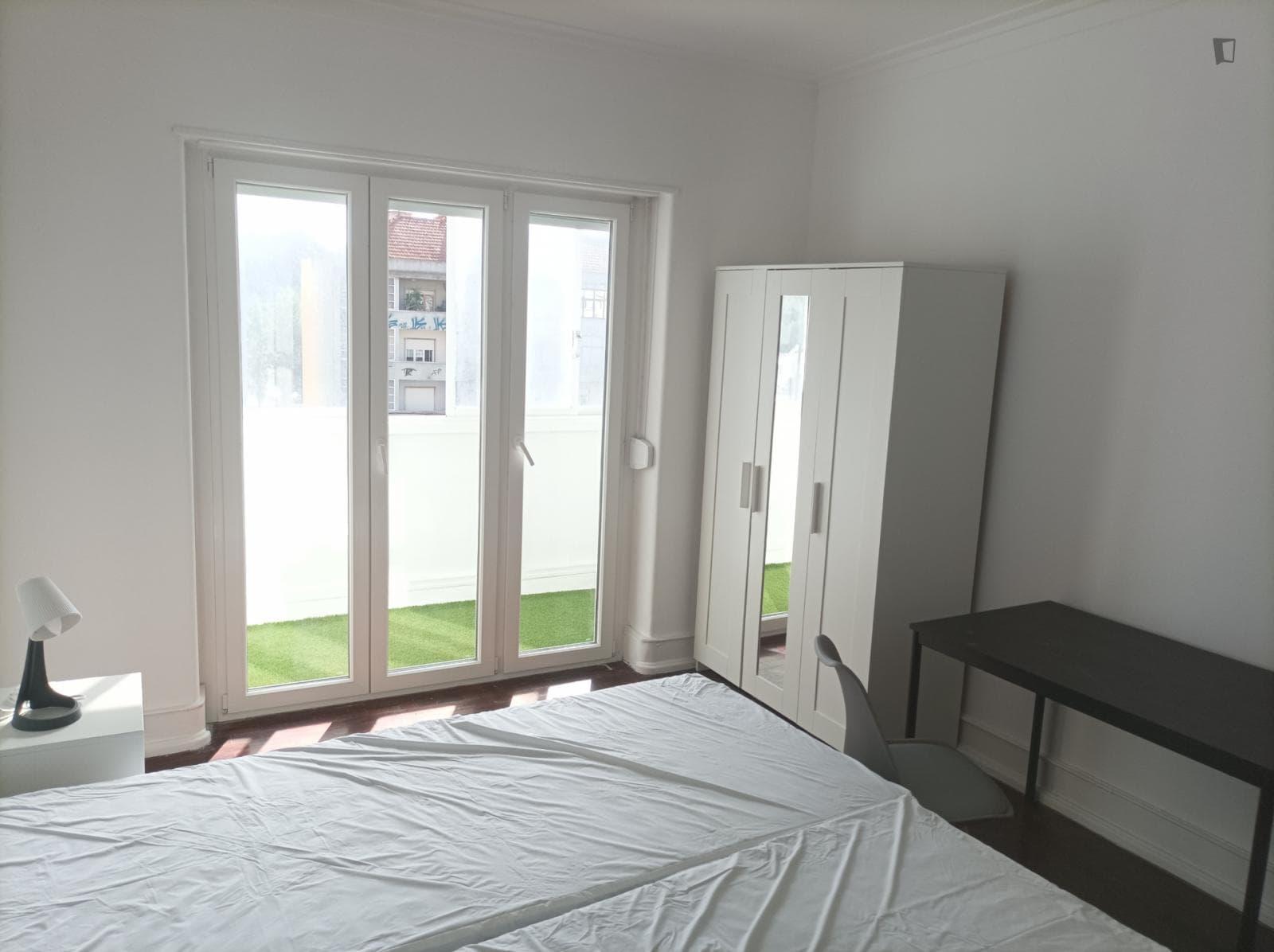 Bright double bedroom with a balcony, in Roma-Areeiro photo 1