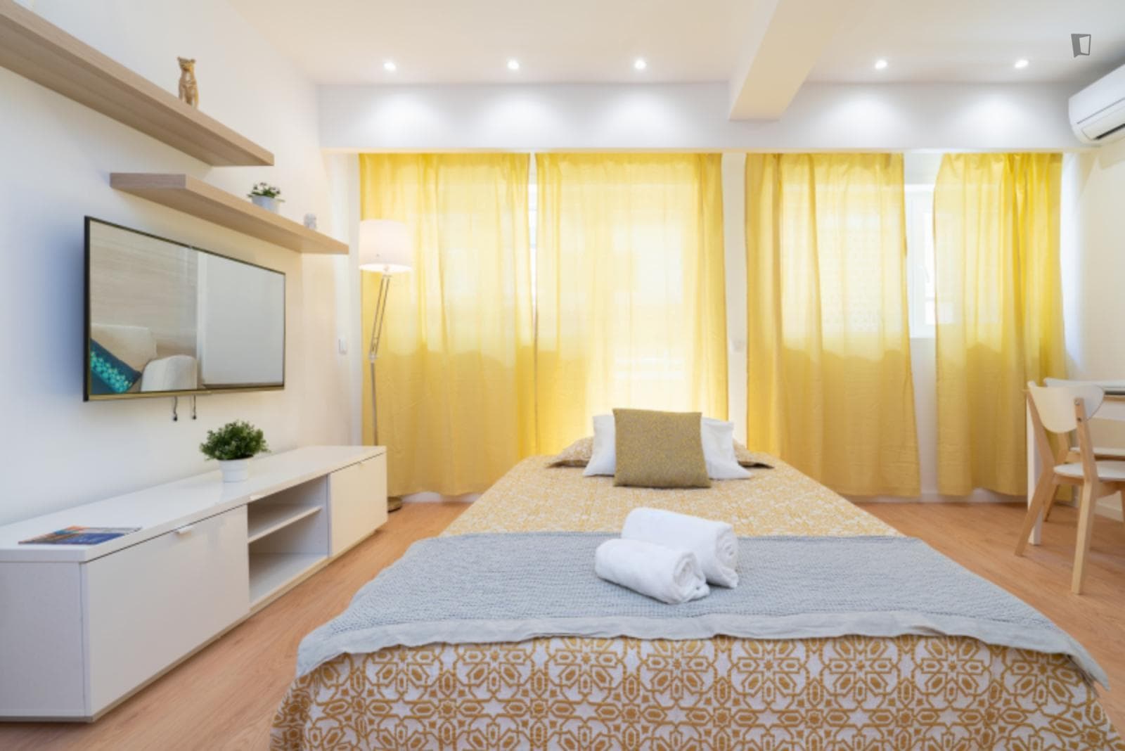 Luminous 1-bedroom apartment with balcony near Câmara Gaia metro station photo 1