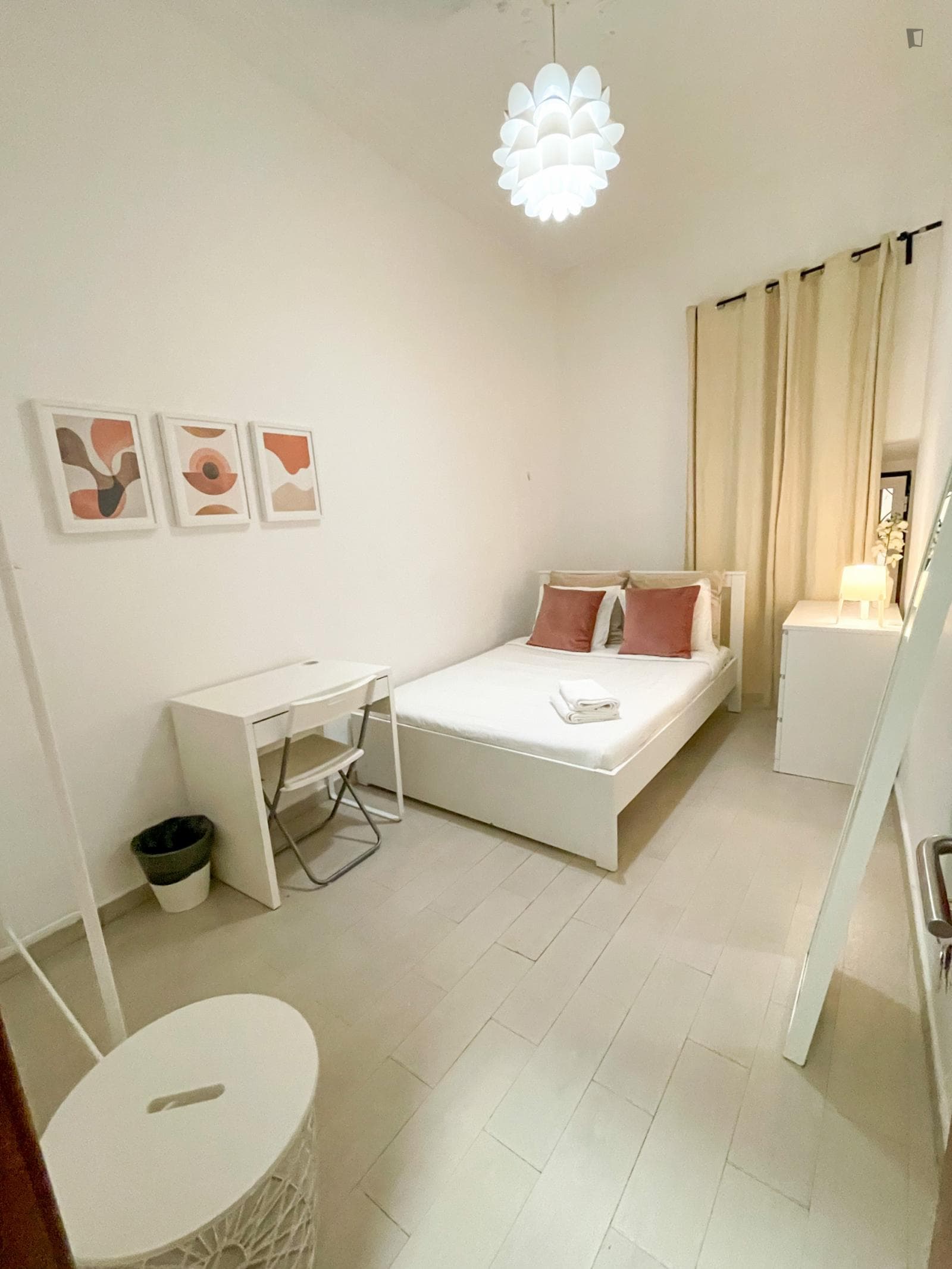 Spacious double room in Santa Apolónia photo 1