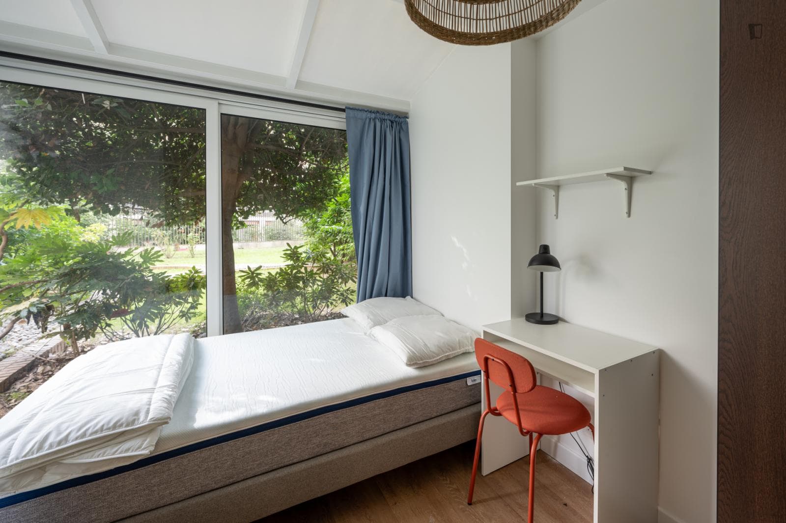 Pleasant double ensuite bedroom close to Corentin Cariou metro station photo 1