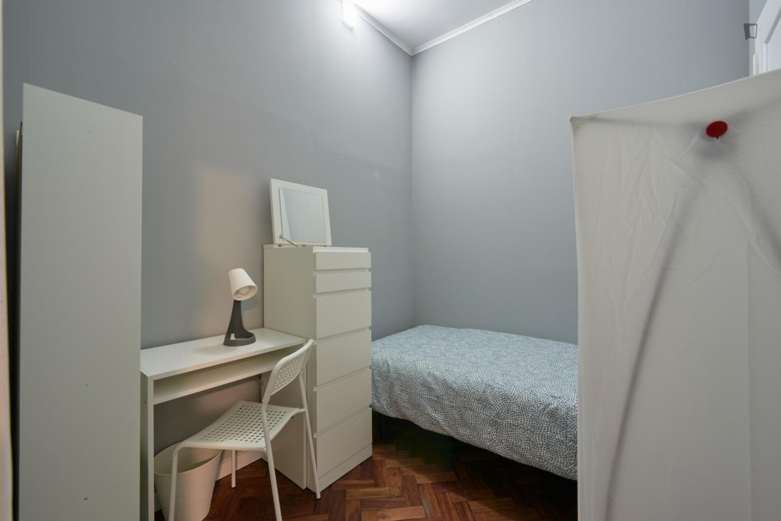 Smart single bedroom close to Nova FCSH photo 1