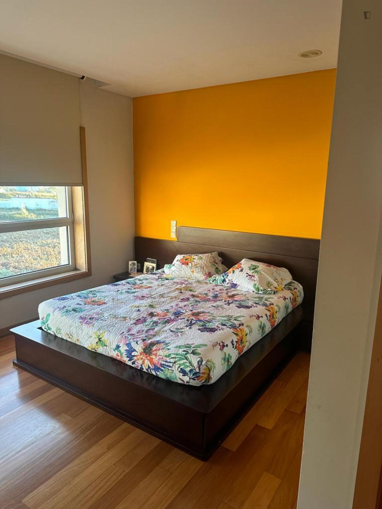 Comfortable double bedroom in a 5-bedroom house photo 1