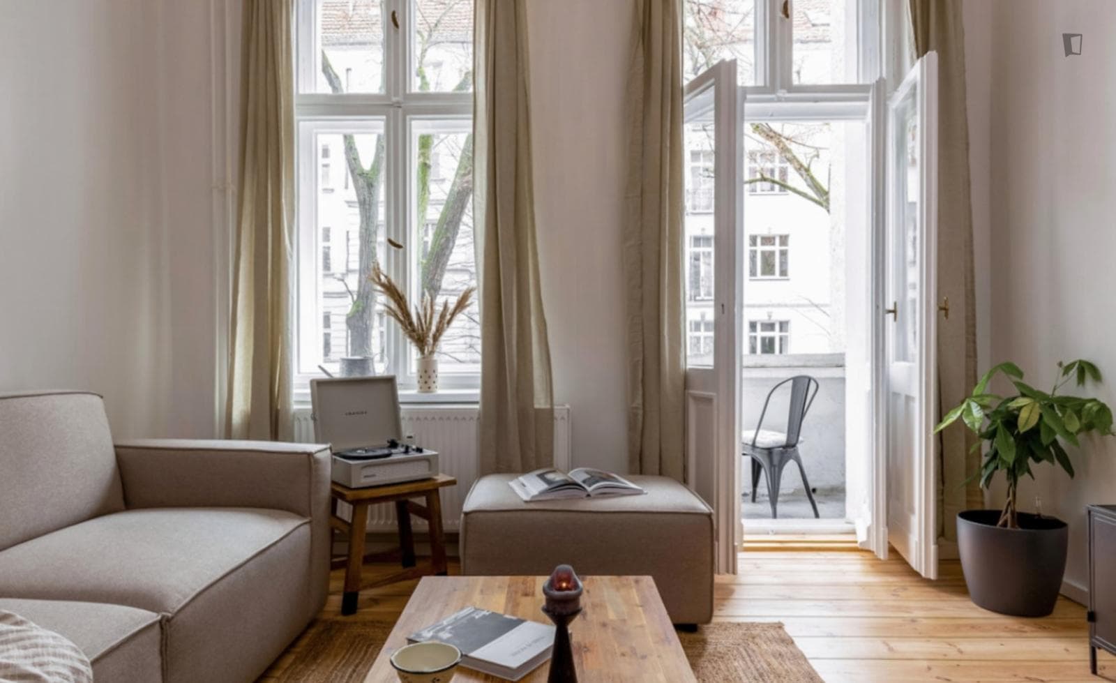 Cool 3-bedroom apartment with balcony in the trendy Friedrichshain neighbourhood photo 1