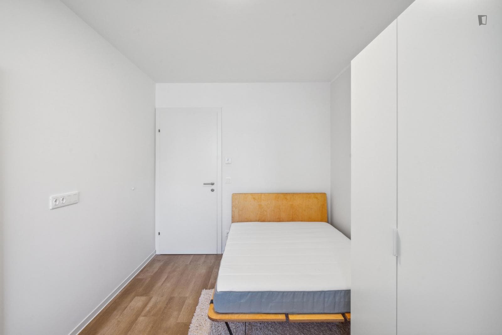 Snug single bedroom in vibrant Lend photo 1
