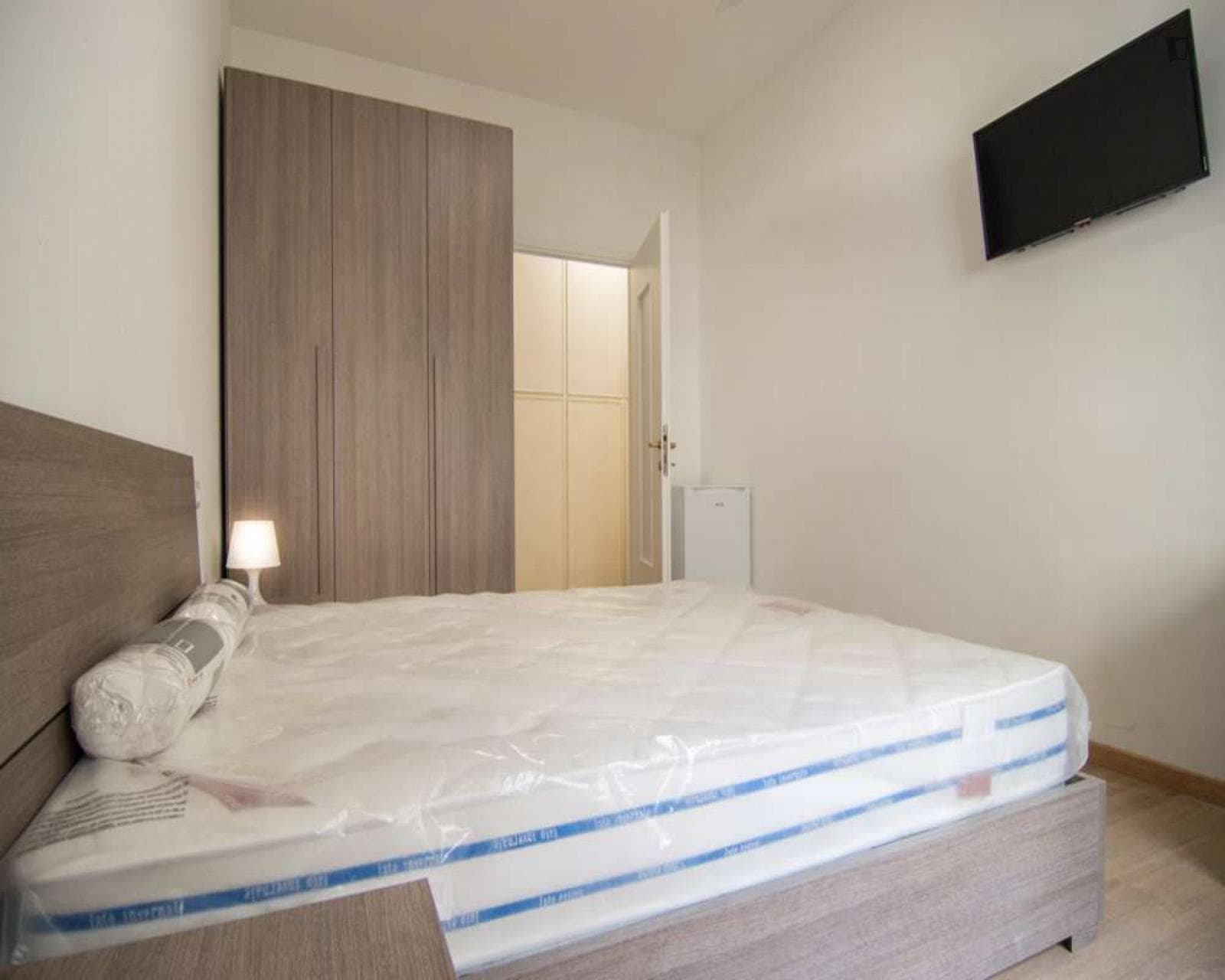 Inviting single bedroom near Mercato Centrale Milano photo 1