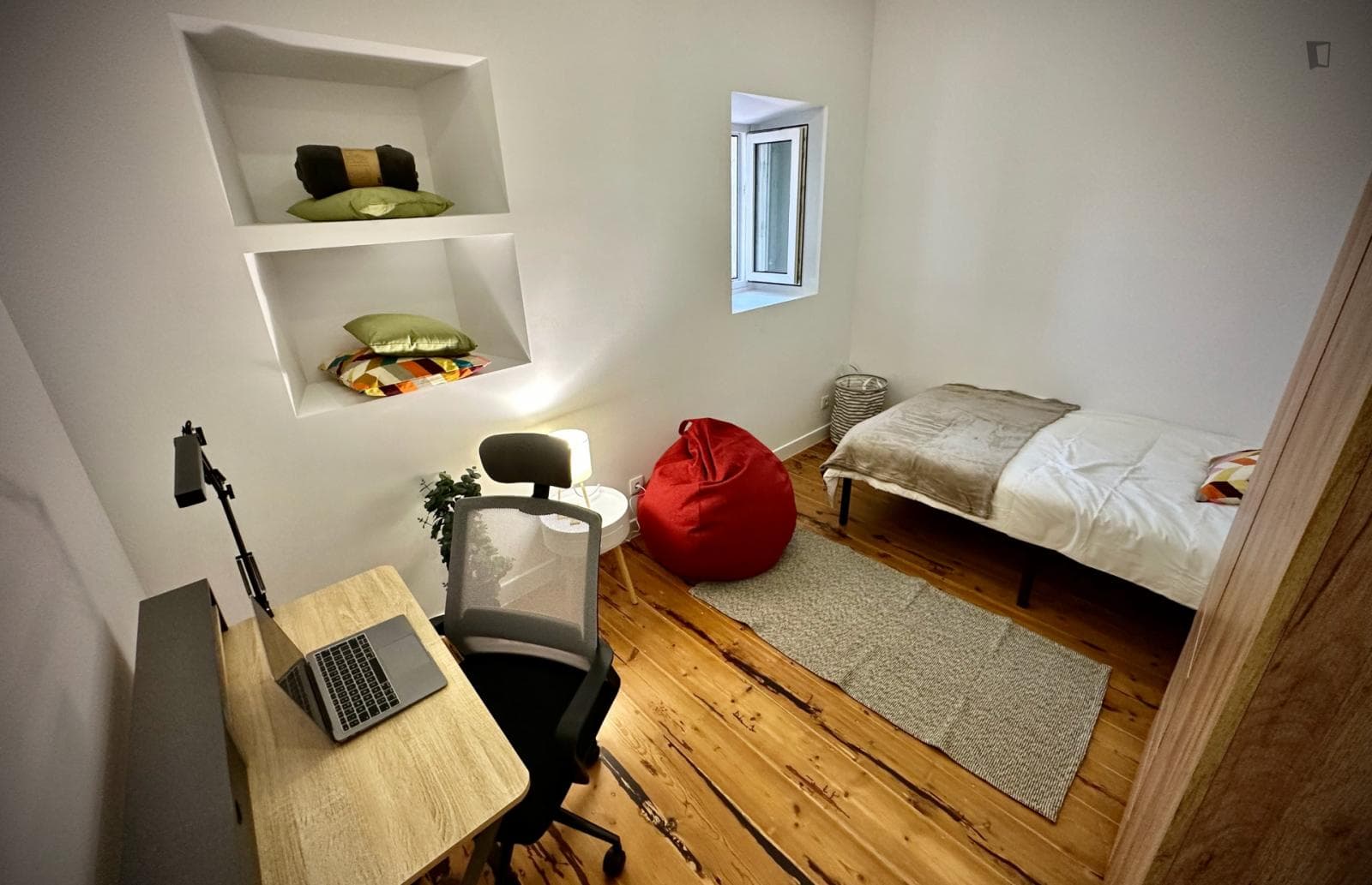 Lovely single bedroom with a private bathroom photo 1