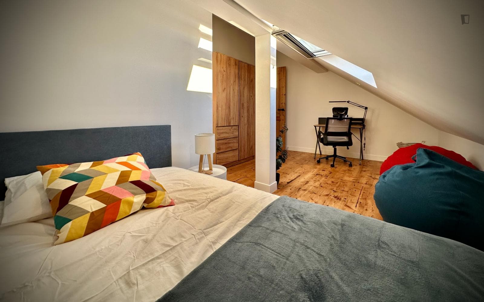 Large and comfy single ensuite bedroom next to IST photo 1