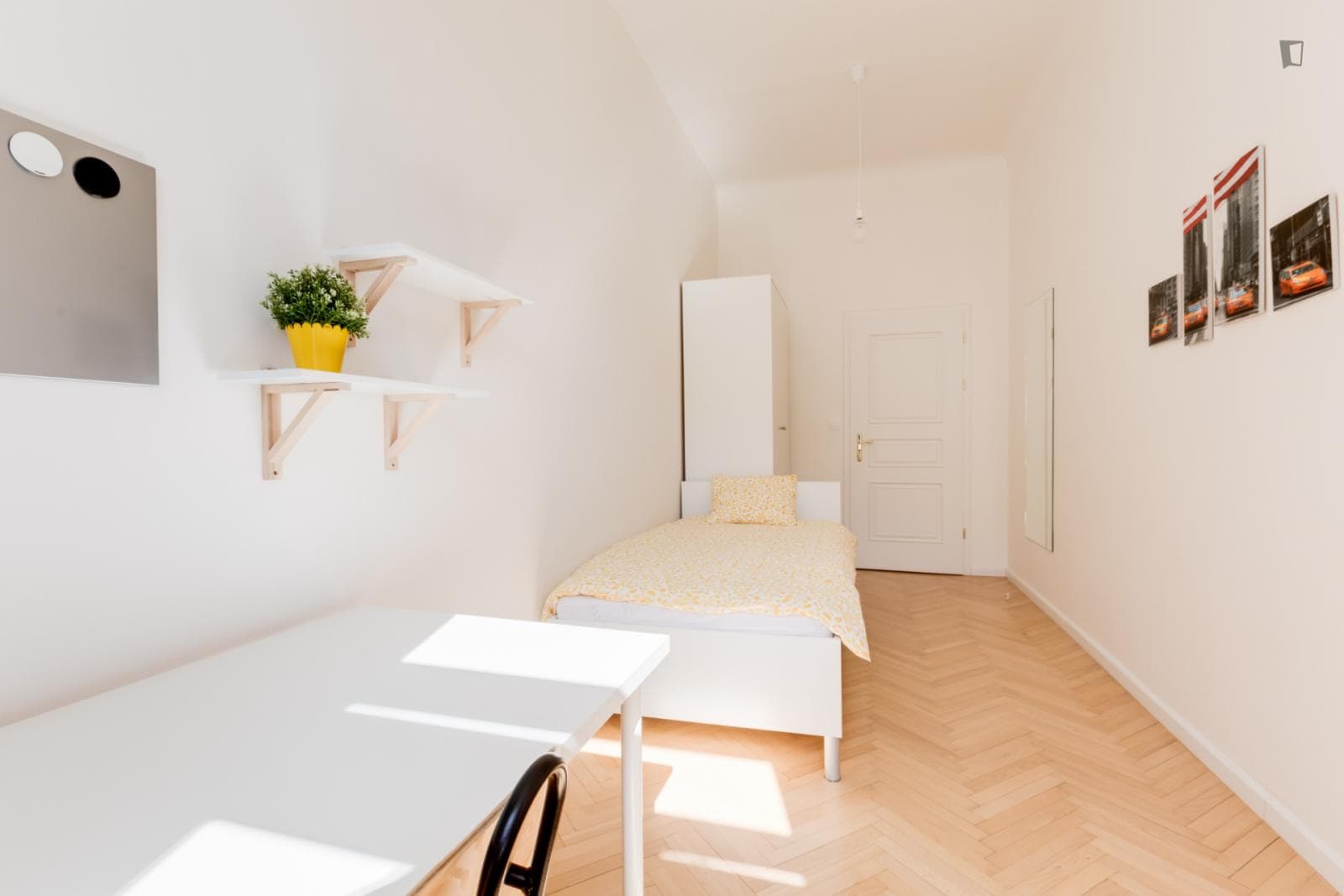 Sunny single bedroom not far from Smíchov Lock photo 1