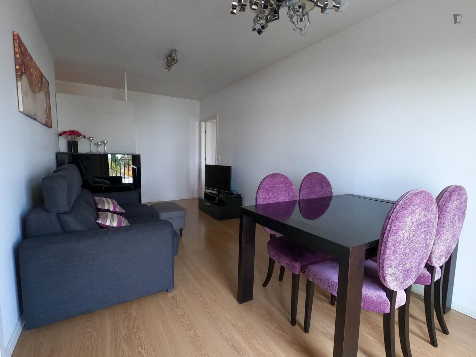 Modern 1-bedroom apartment in Entrecampos photo 1