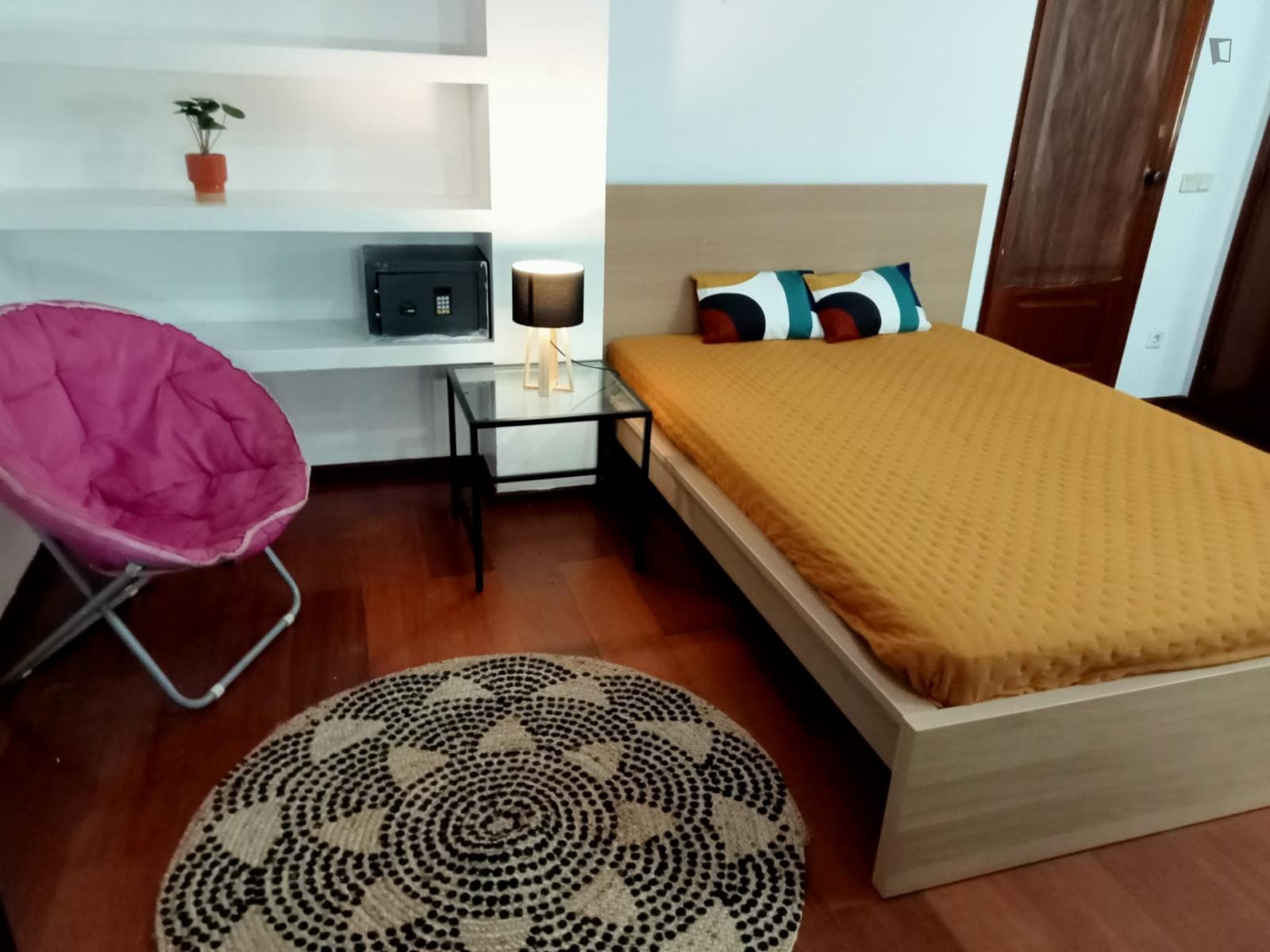 Welcoming double bedroom in a 6 bedroom apartment photo 1