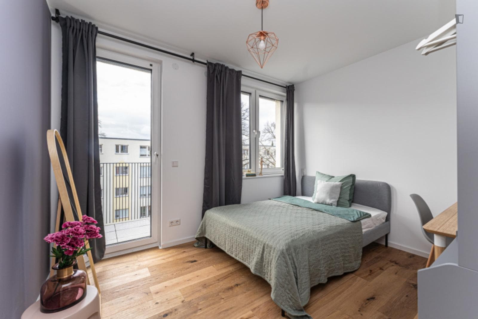 Pleasant double bedroom with balcony next to Hohenzollerndamm train station photo 1