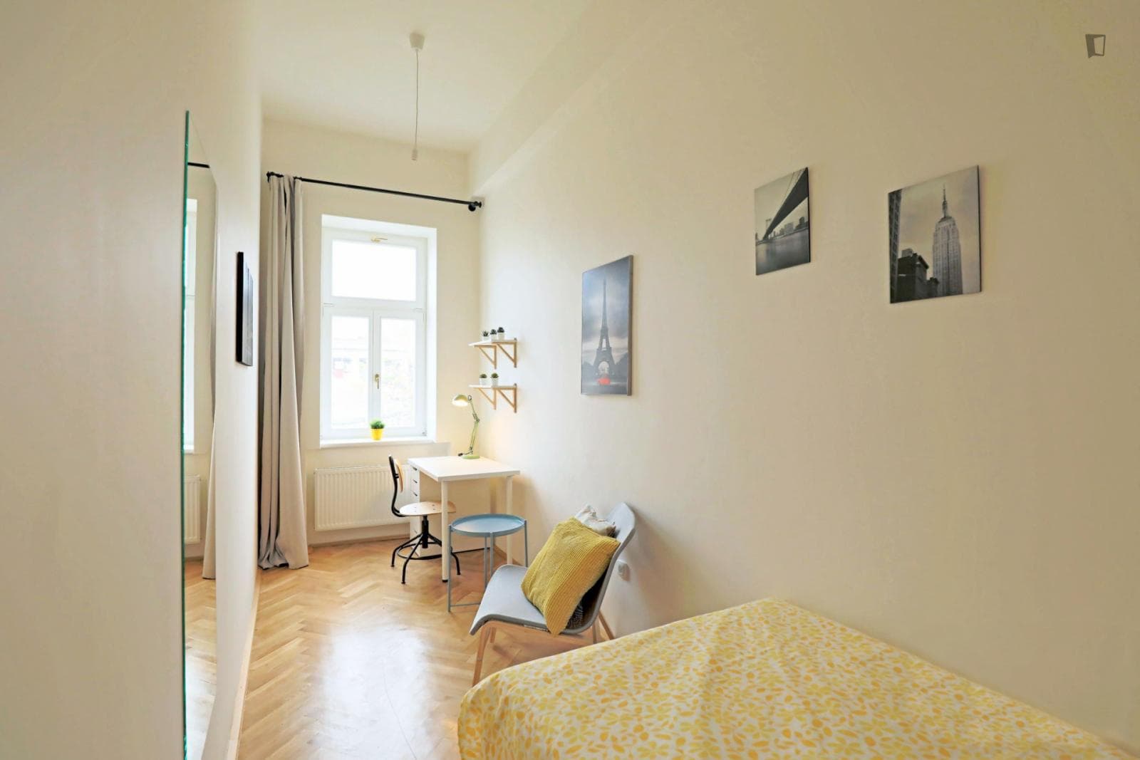 Inviting single bedroom in Žižkov photo 1