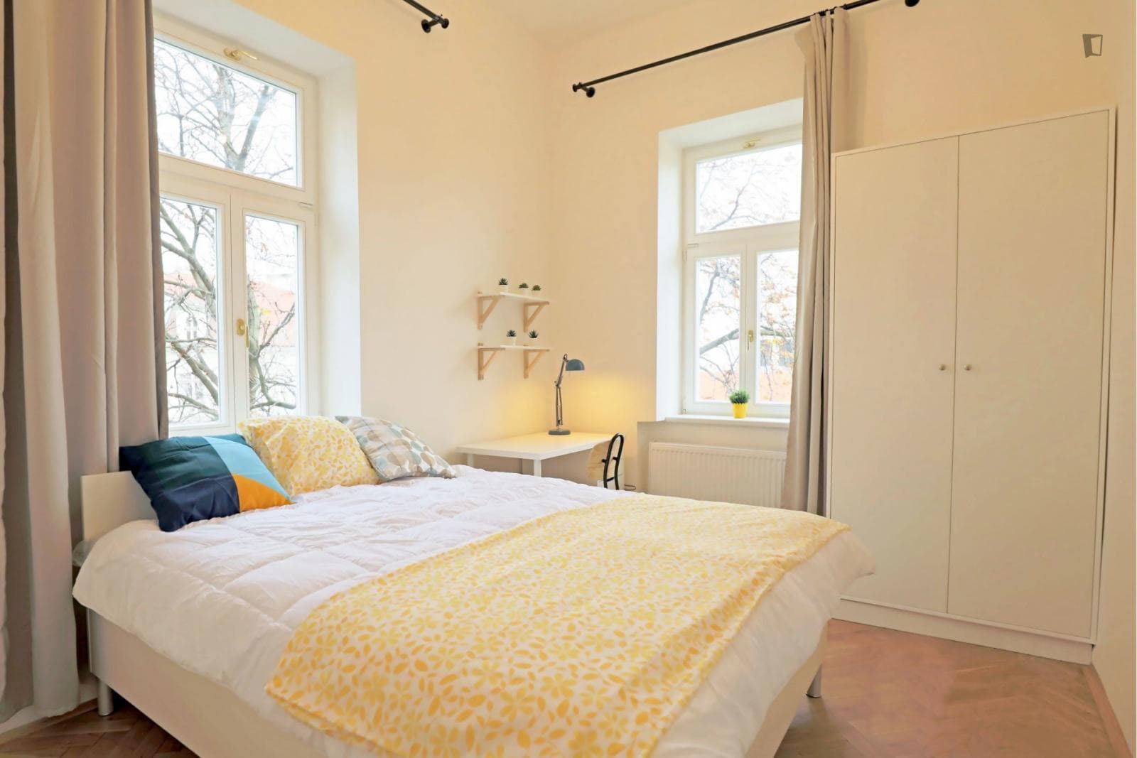 Bright double bedroom in Žižkov photo 1