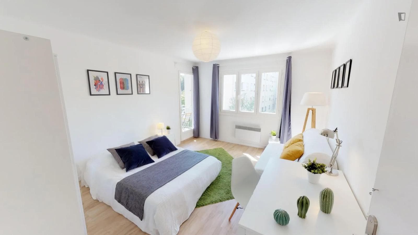 Sunny double bedroom with a balcony, in Les Arceaux photo 1