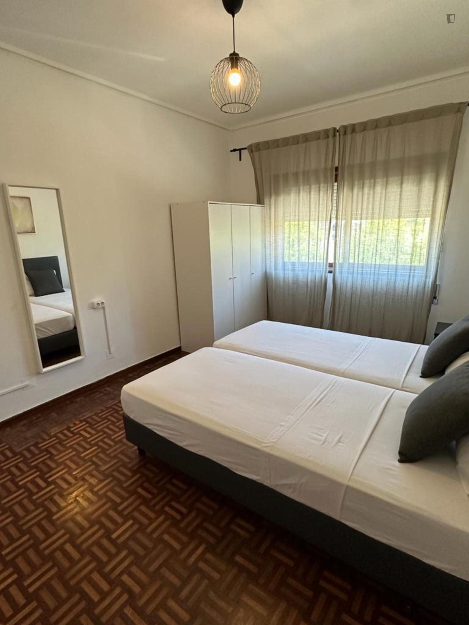 Nice twin bedroom next to Faculdade de Letras photo 1