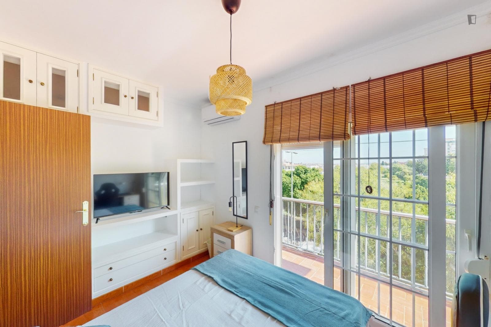 Appealing single bedroom with balcony photo 1