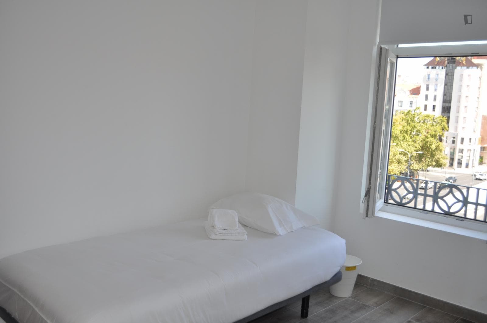 Bright single bedroom in Entrecampos photo 1