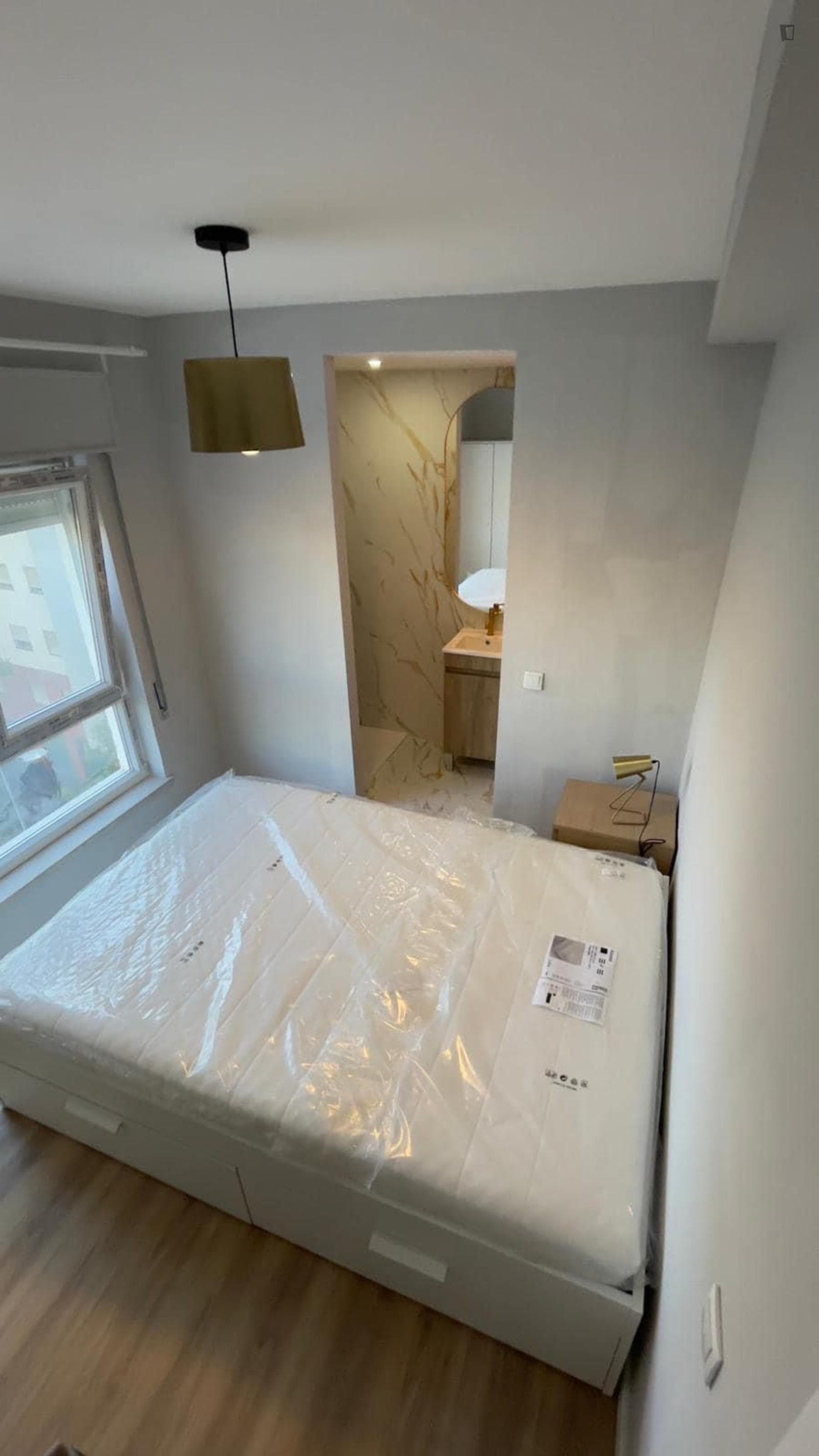 Bright double ensuite bedroom next to Egas Moniz  photo 1