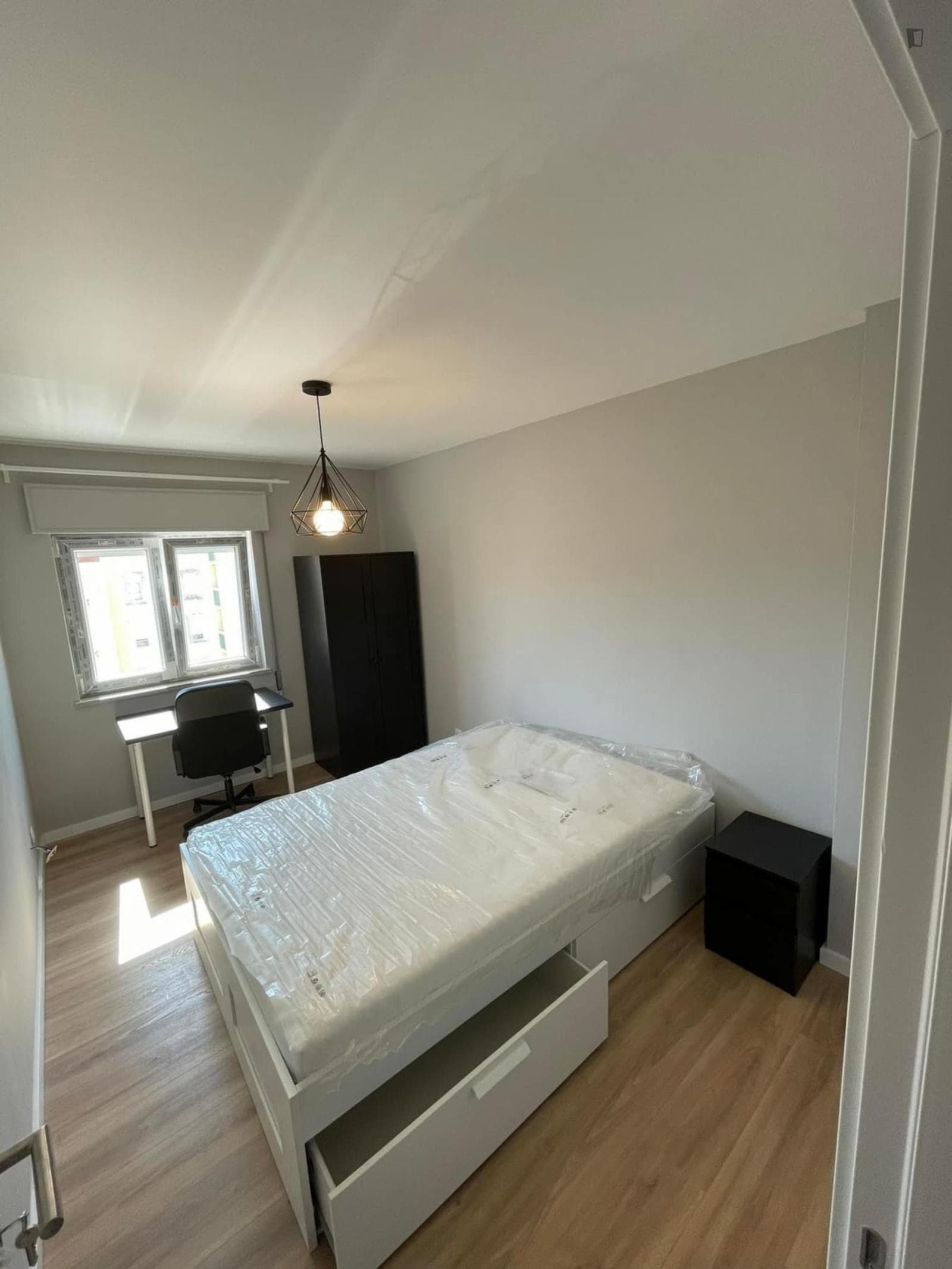 Very cool double bedroom next to FCT NOVA photo 1