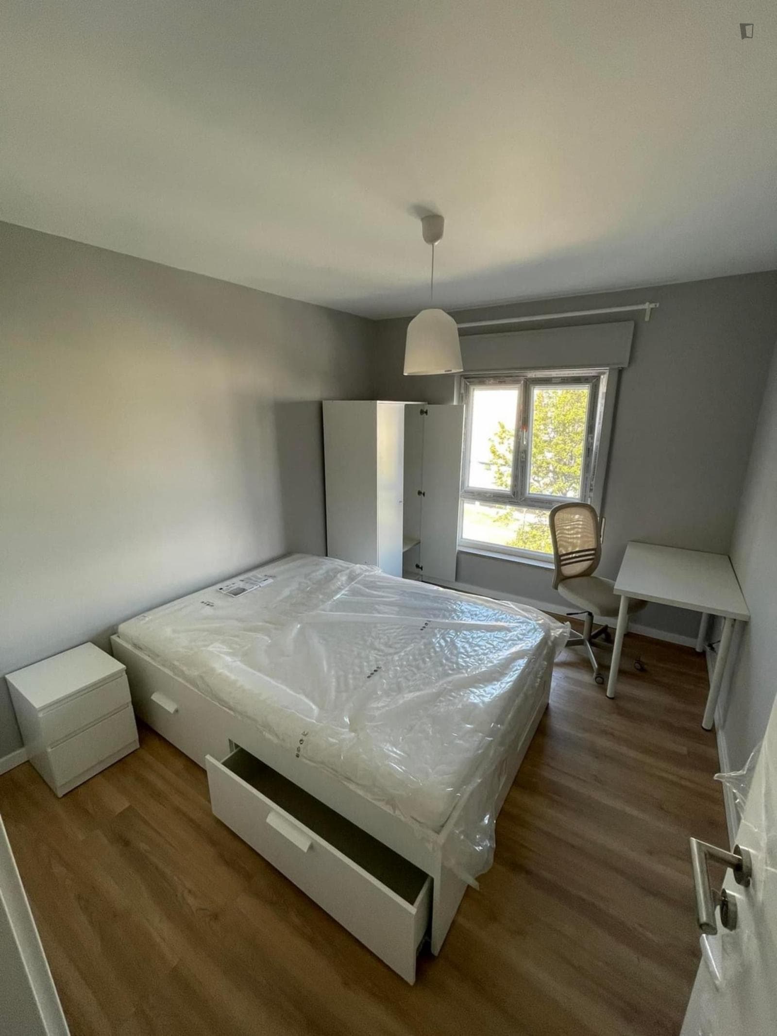Elegant double bedroom in a 5-bedroom flat  photo 1