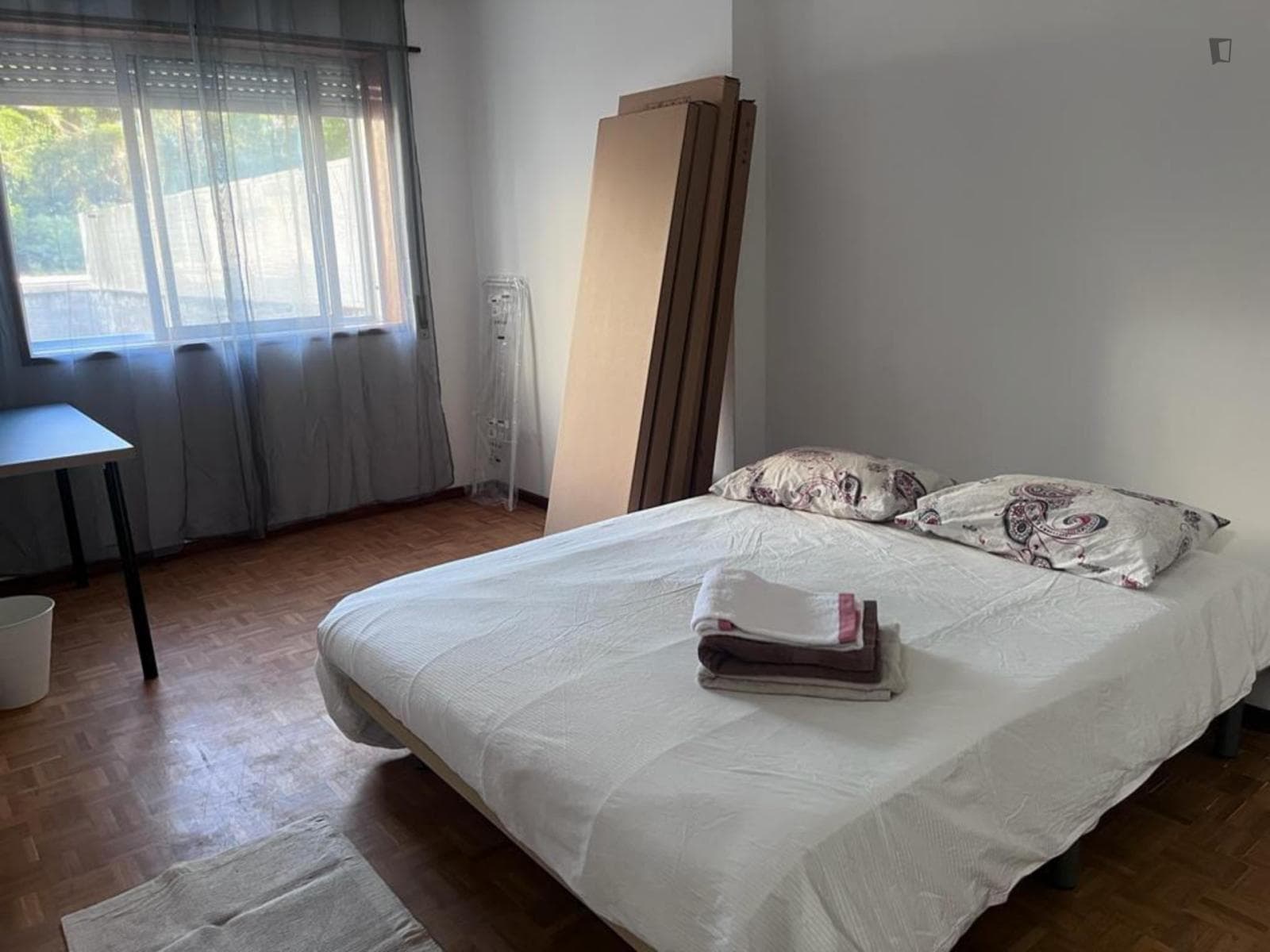 Homely single bedroom with double bed in Porto near Metro Contumil station photo 1