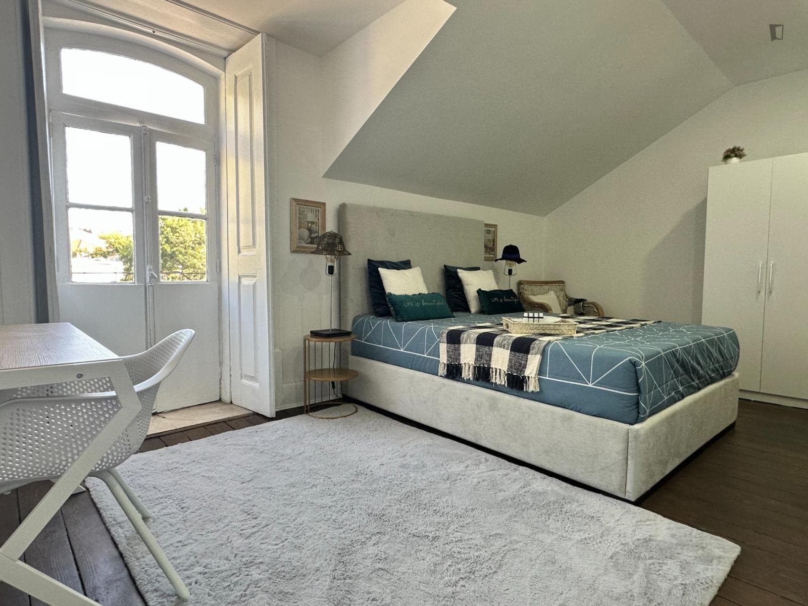 Spacious double bedroom near Universidade de Coimbra photo 1