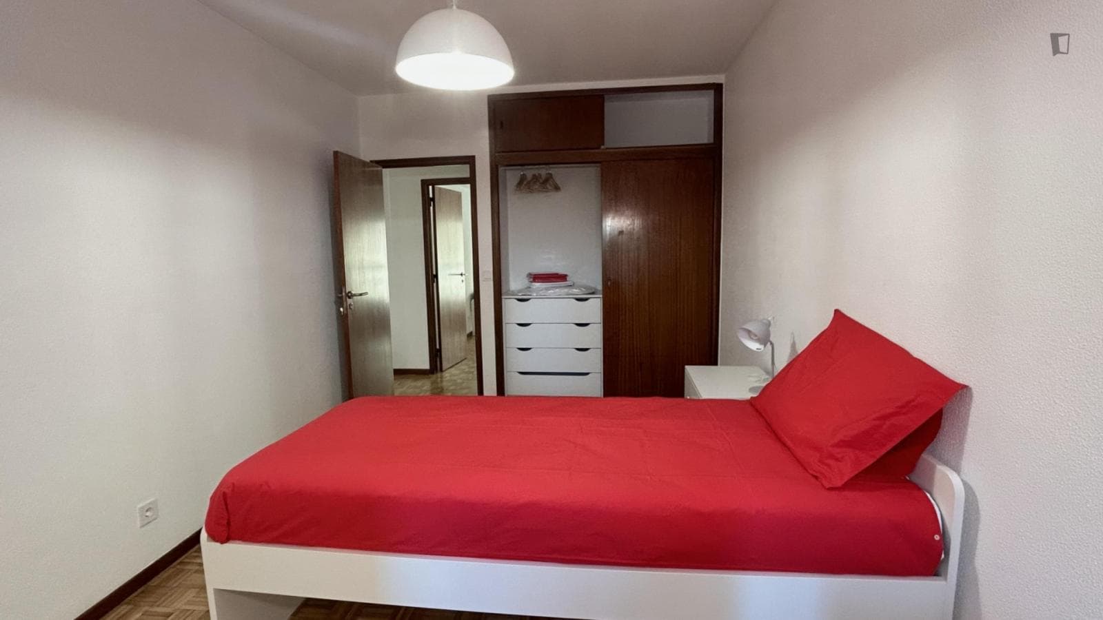 Bright single bedroom next to Telheiras metro station photo 1
