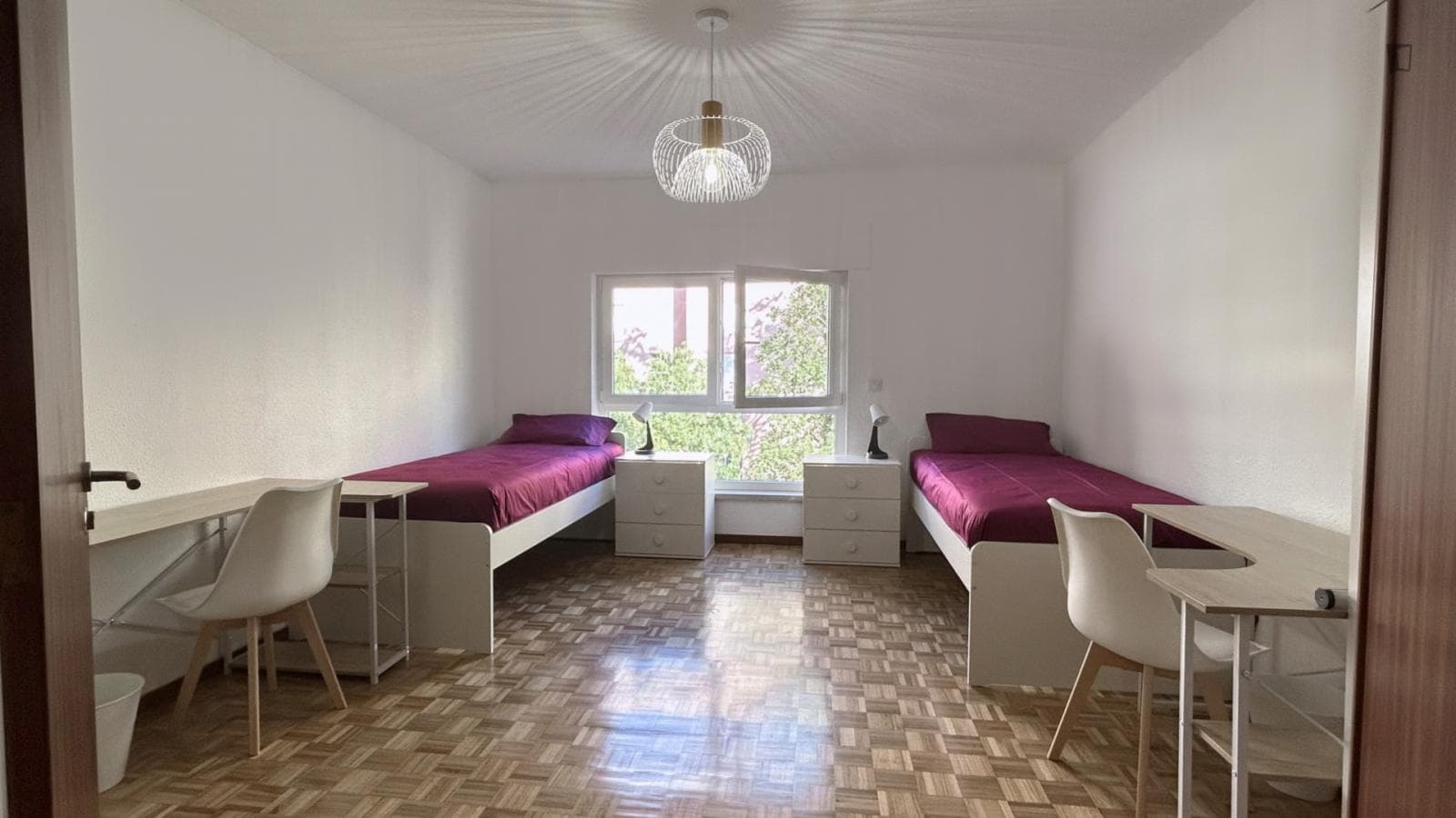 Nice twin bedroom in a 3-bedroom flat photo 1