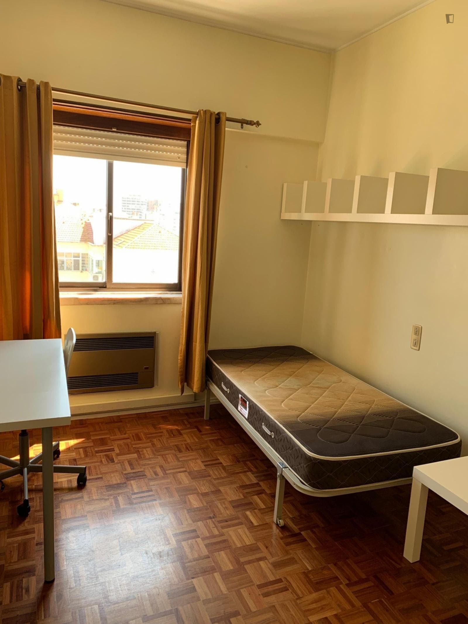 Nice single bedroom in 5-bedroom flat, close to Faculdade de Ciências da Universidade de Lisboa photo 1