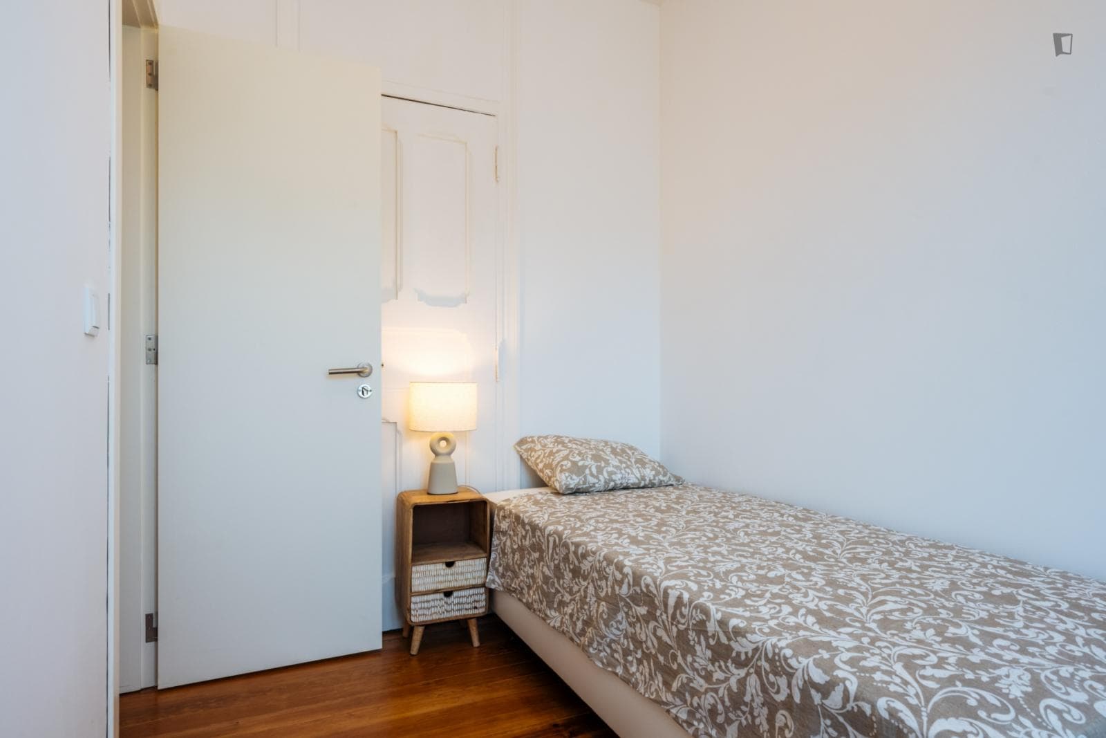 Inviting single bedroom in Arroios photo 1