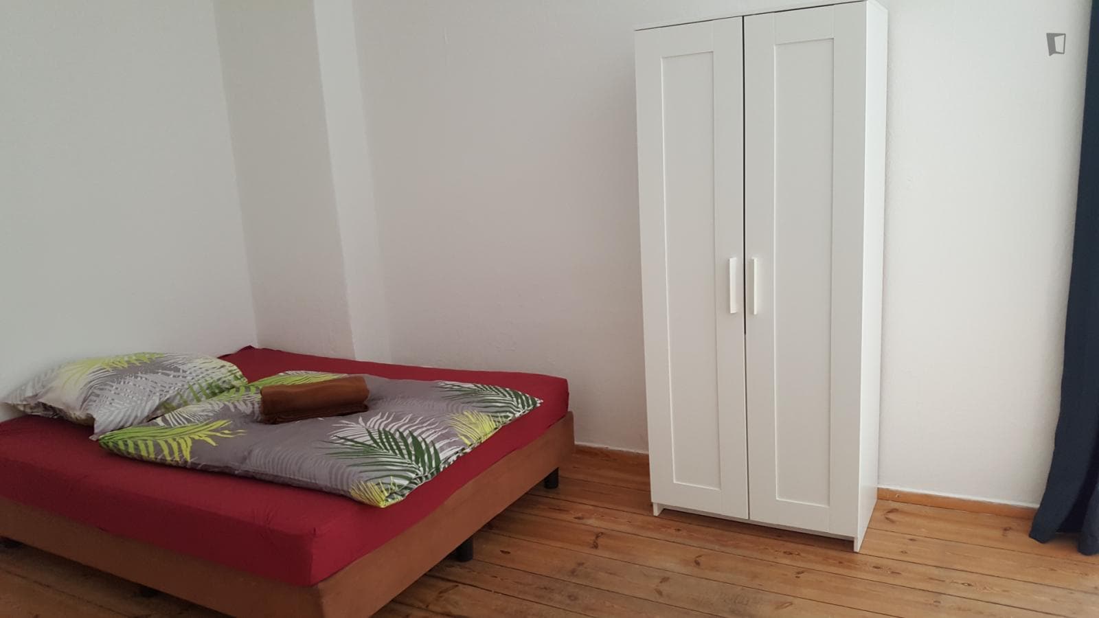 Bed in a comfy twin bedroom, in Neukölln photo 1