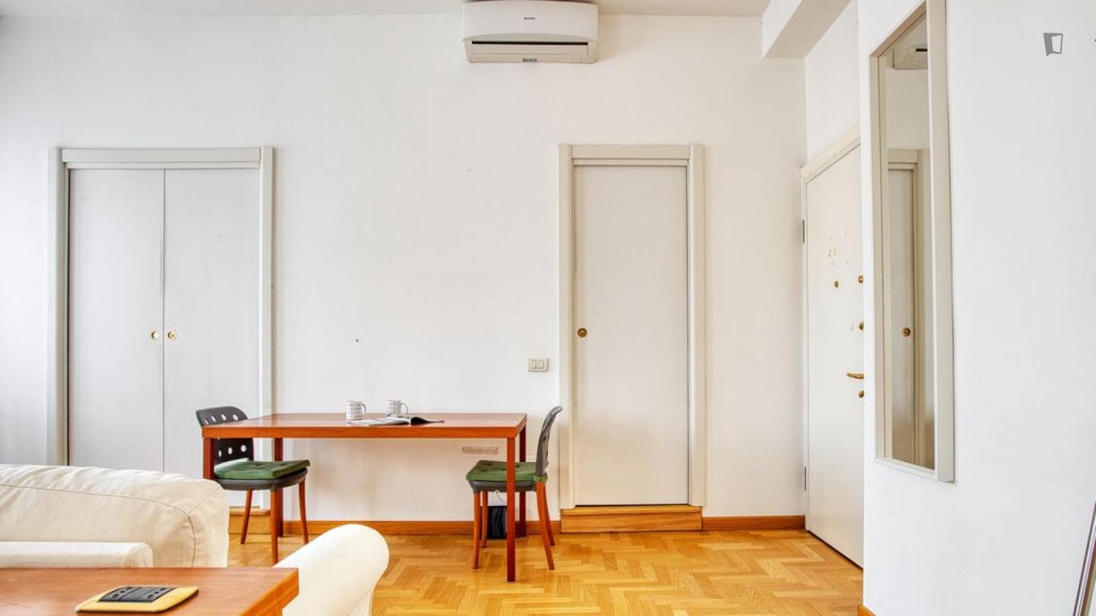 Cosy one bedroom apartment in the heart of San Babila  photo 1