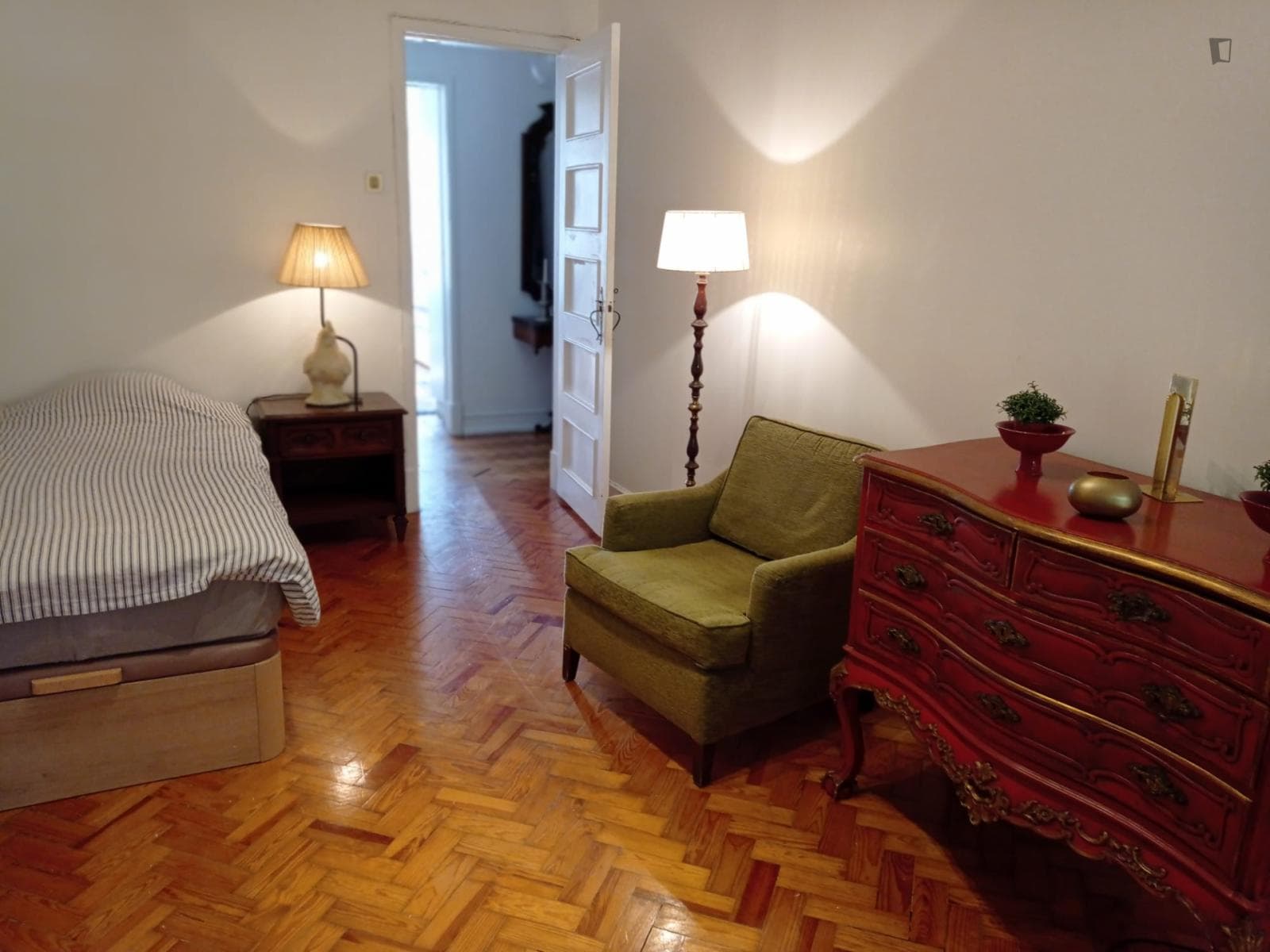Comfy single bedroom close to Arroios metro station photo 1