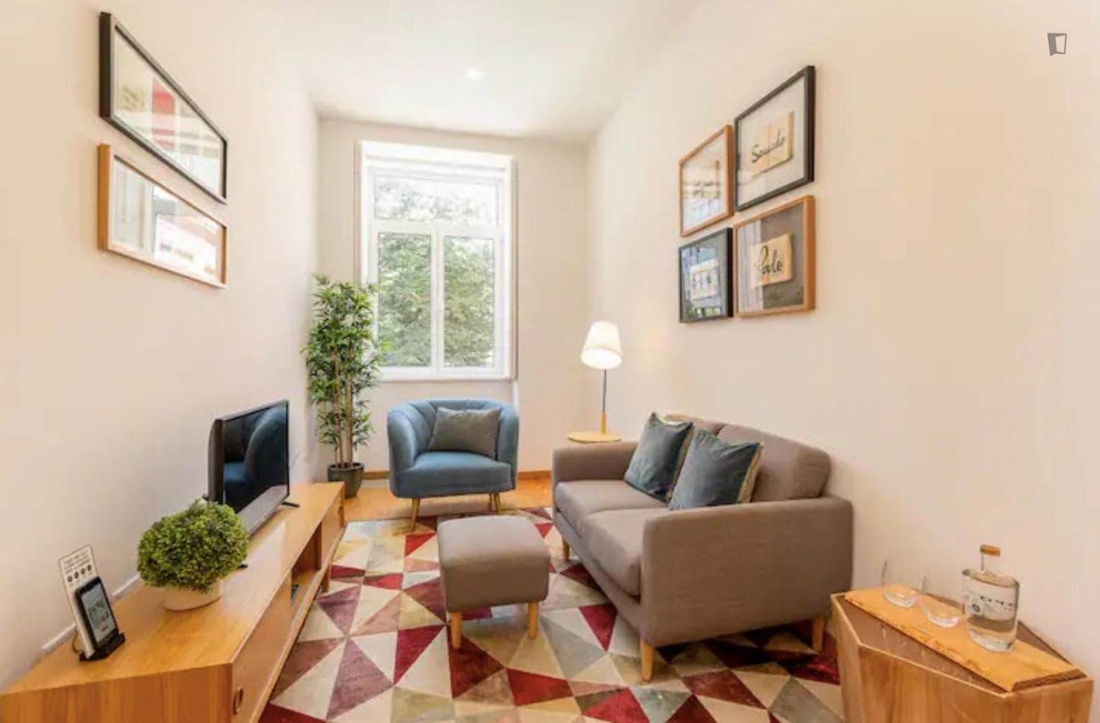 Inviting 1-bedroom apartment close to Trindade metro station photo 1